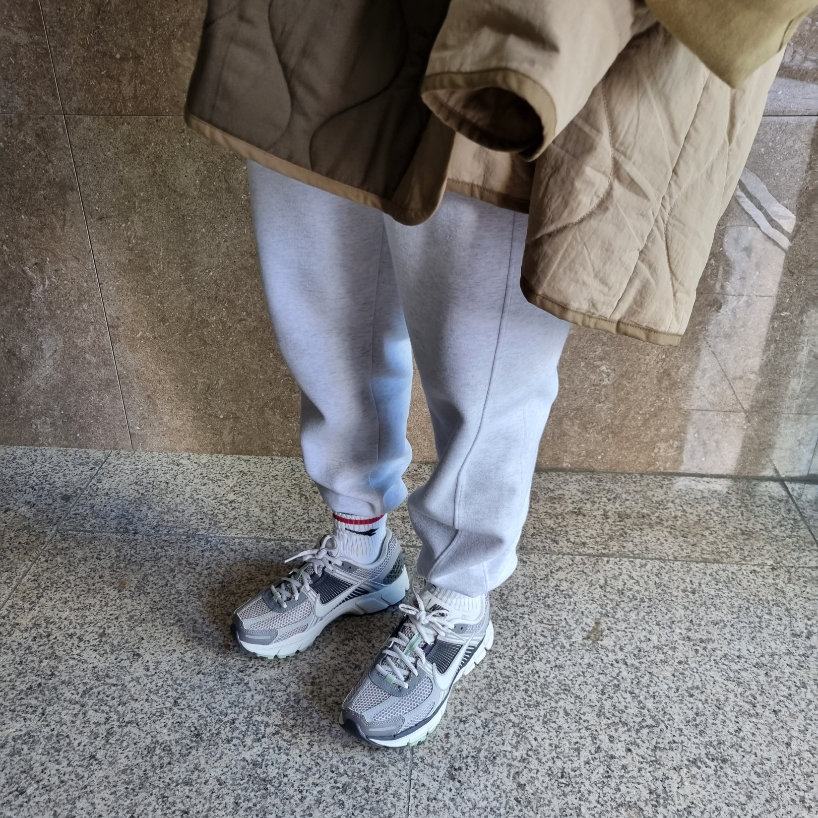 (W) Nike Zoom Vomero 5 Cobblestone and Flat Pewter 착용 스타일