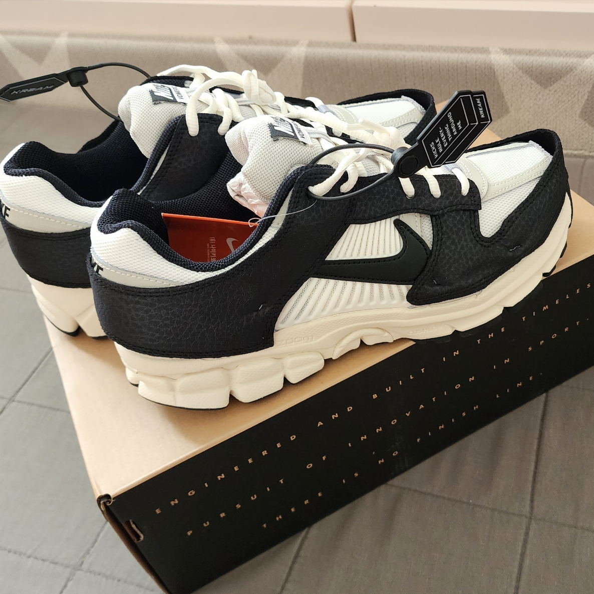 (W) Nike Zoom Vomero 5 Wolf Grey and Black 착용 스타일