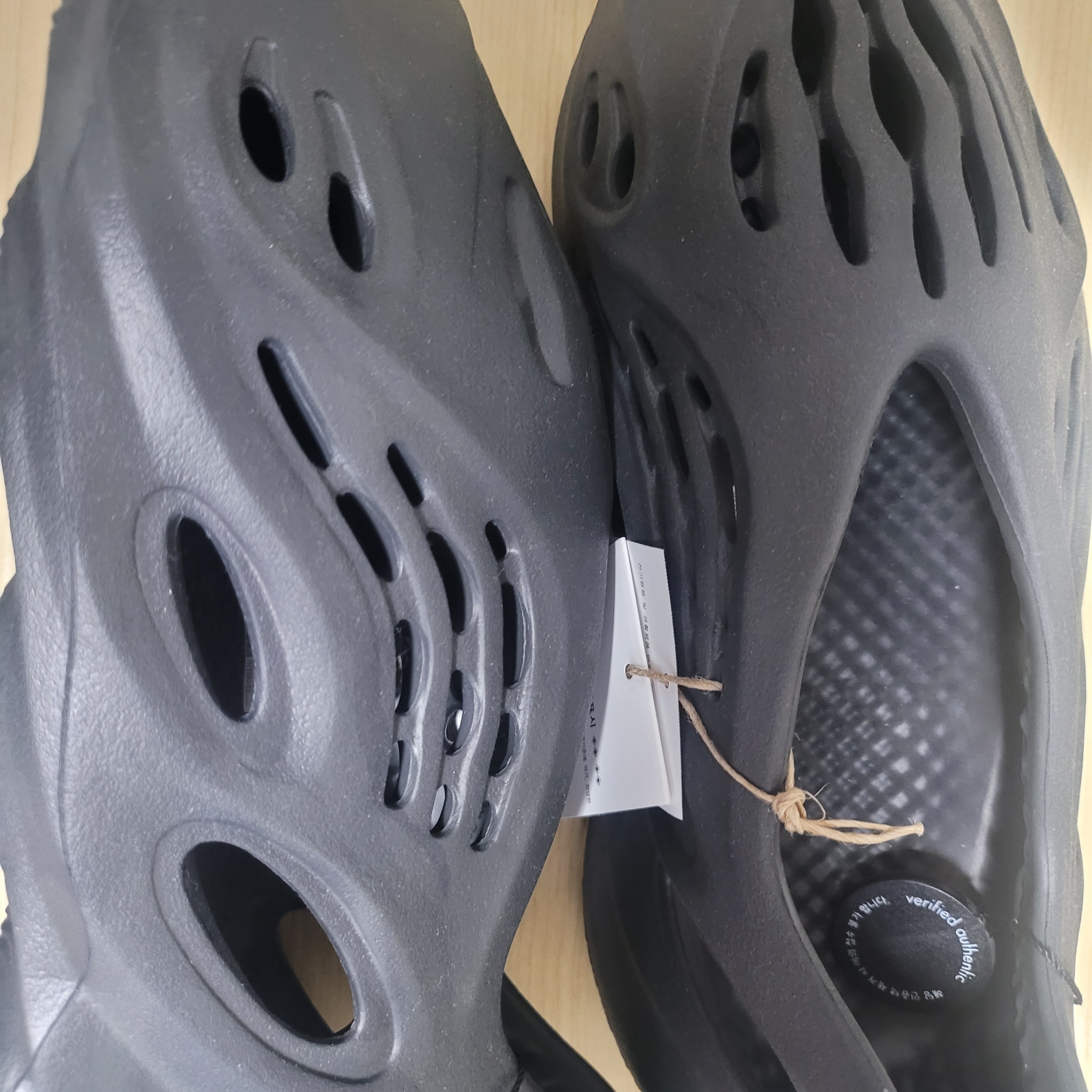Adidas Yeezy Foam RNNR Onyx 착용 스타일