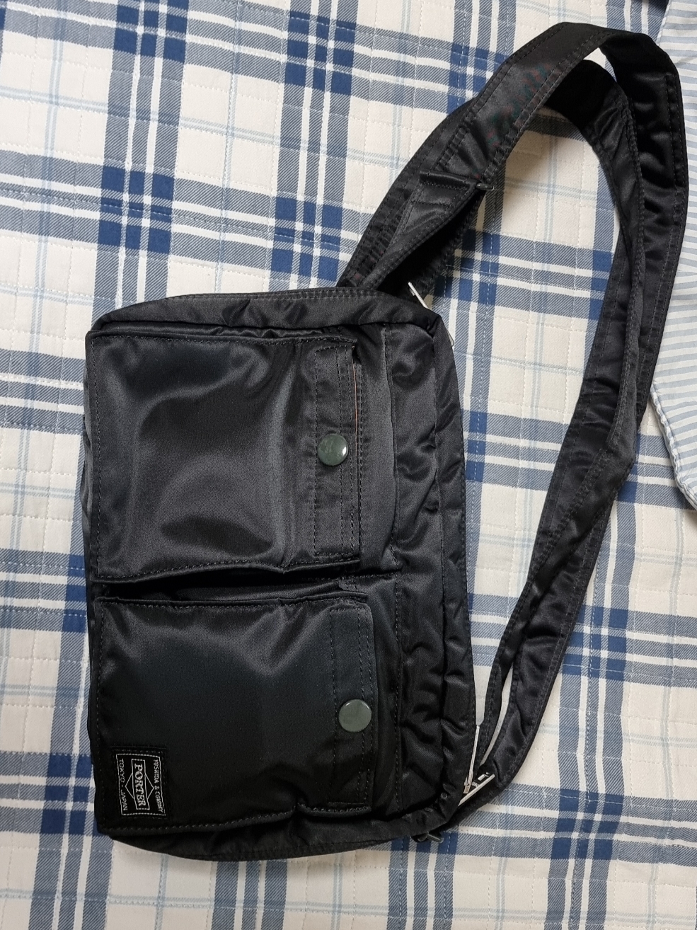 Porter Tanker Shoulder Bag S Black 착용 스타일