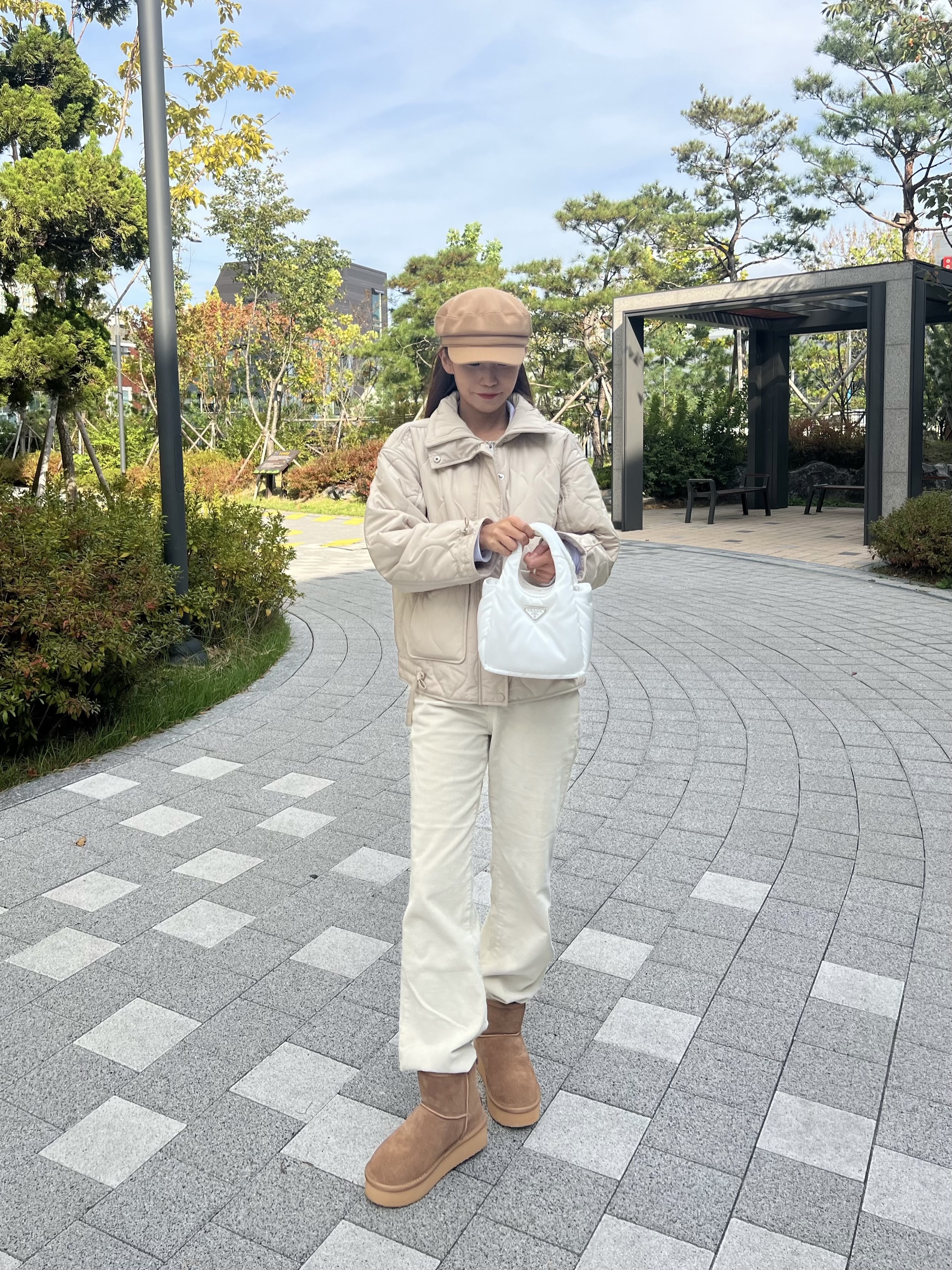 Prada Soft Padded Re-Nylon Mini Bag White 착용 스타일 - 2