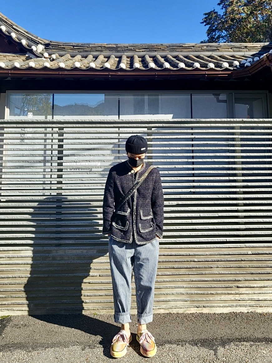 Maison Mihara Yasuhiro Baker OG Sole OD Canvas Low-top Sneakers White, Chanel Gabrielle Large Hobo Bag Aged Calfskin & Gold Black 착용 스타일 - 1