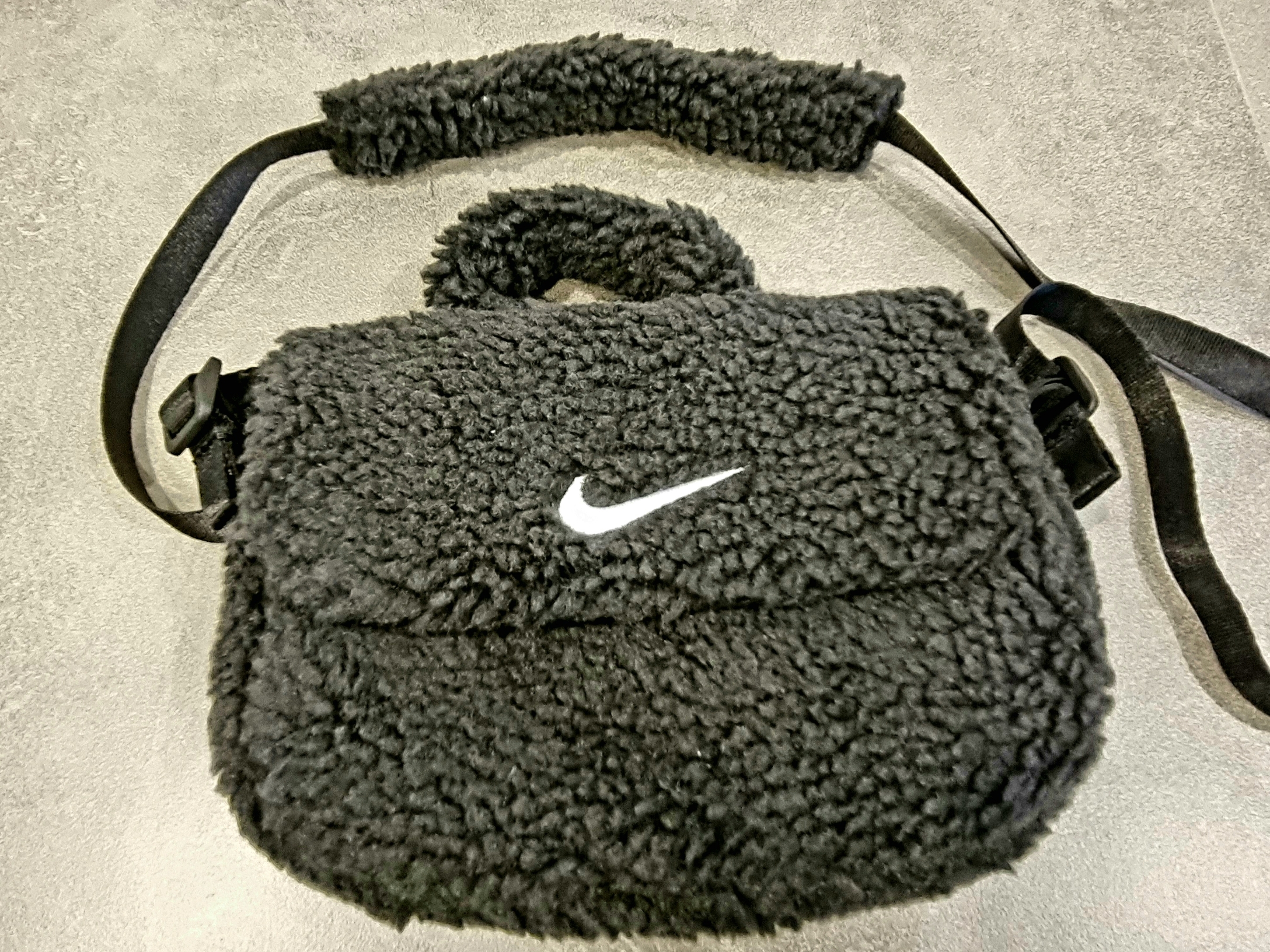 (Kids) Nike NSW Faux Fur Crossbody Bag Black 착용 스타일 - 3