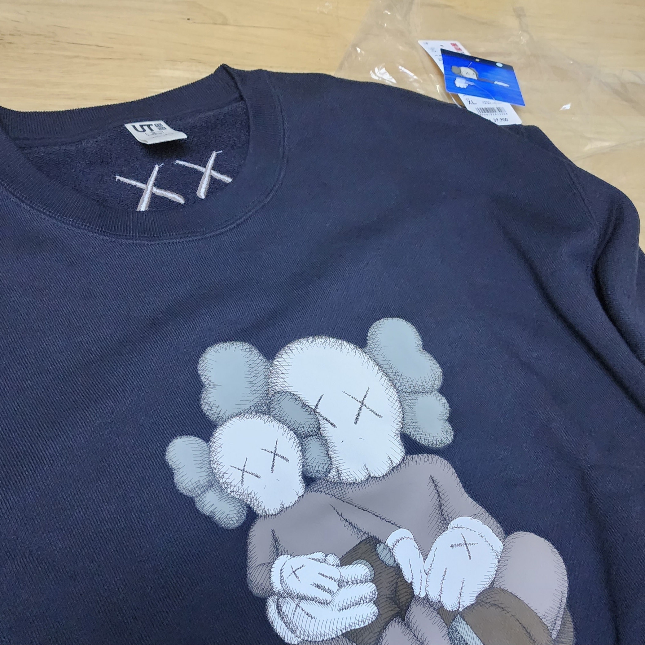 Uniqlo UT x Kaws Long Sleeve Sweatshirt Black 착용 스타일