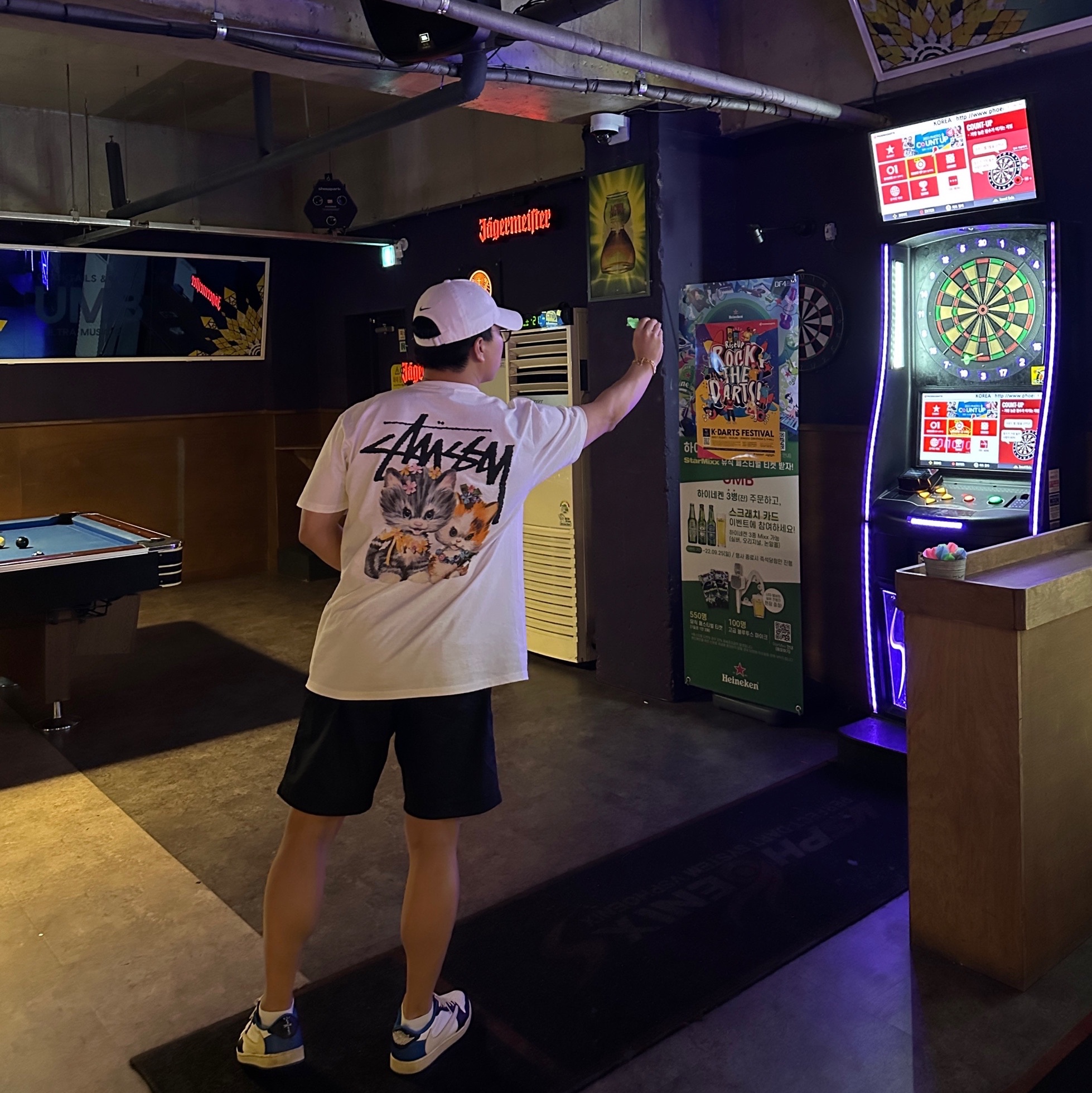 Stussy Kittens T-Shirt White, Jordan 1 x Travis Scott x Fragment Retro Low OG SP Military Blue 착용 스타일