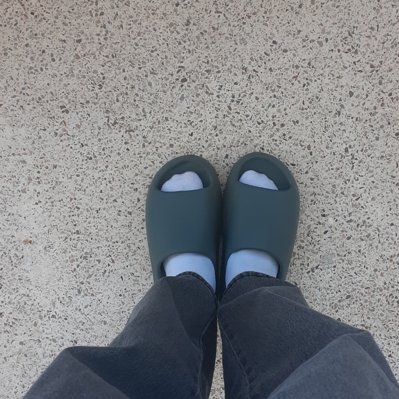 Adidas Yeezy Slide Slate Marine 착용 스타일 - 2