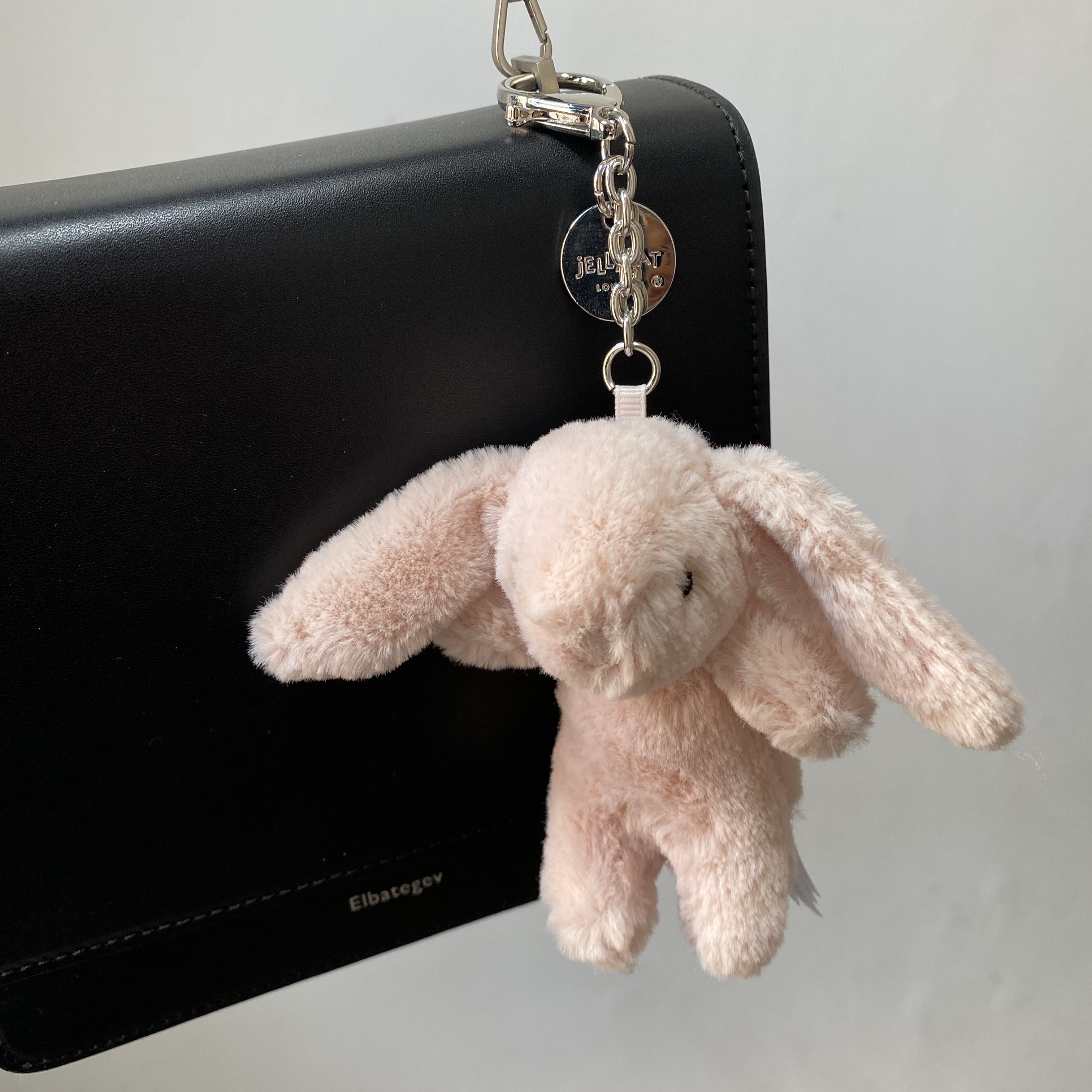 Jellycat Bashful Bunny Bag Charm Blush 착용 스타일