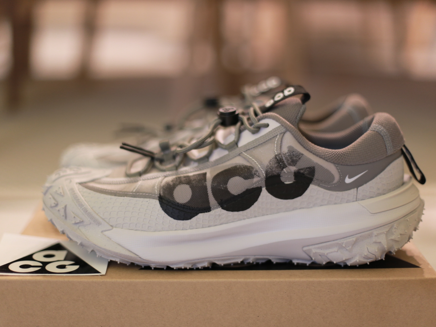 Nike ACG Mountain Fly 2 Low Light Iron Ore Black 착용 스타일 - 1