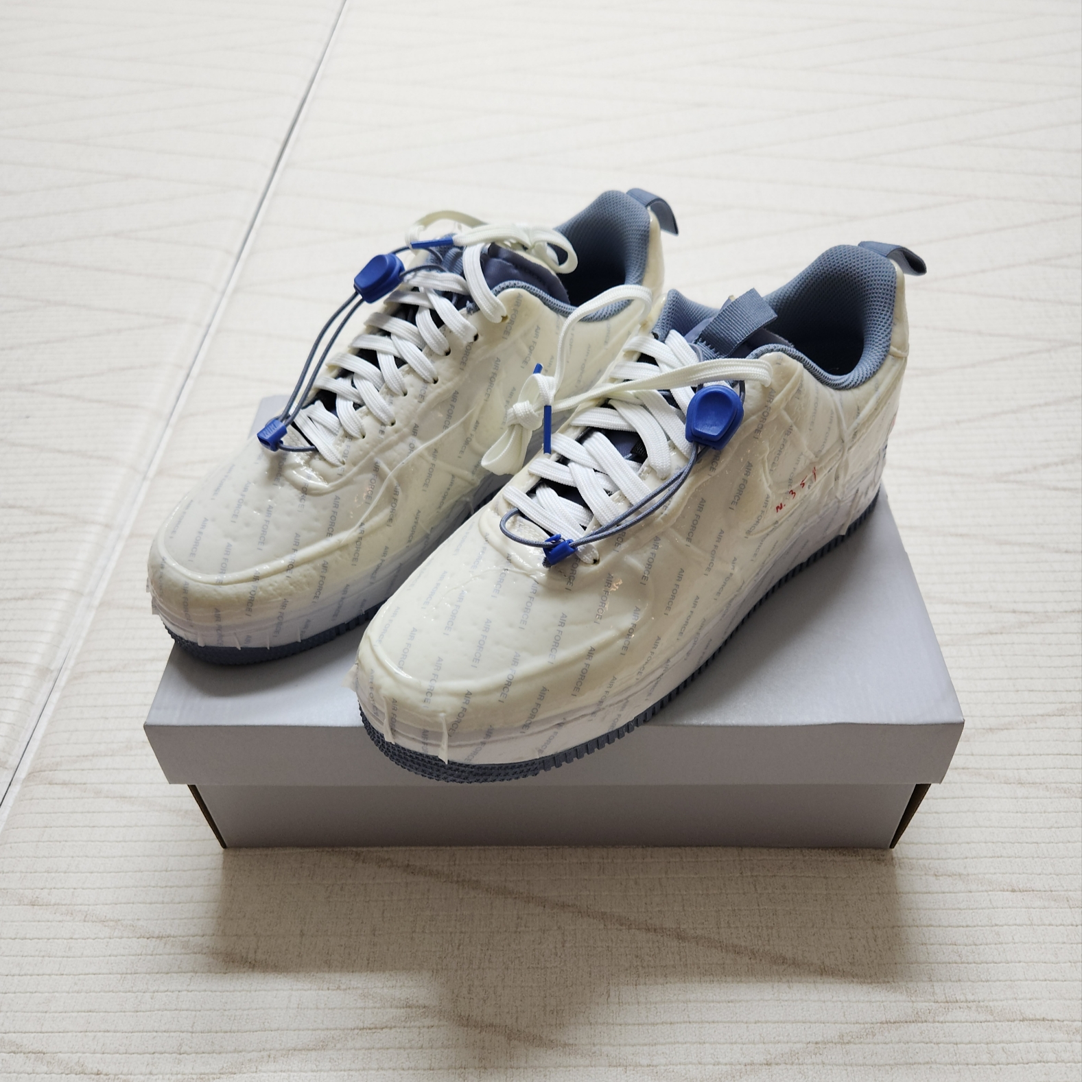 Nike Air Force 1 Low Experimental Postal Ghost 착용 스타일 - 1