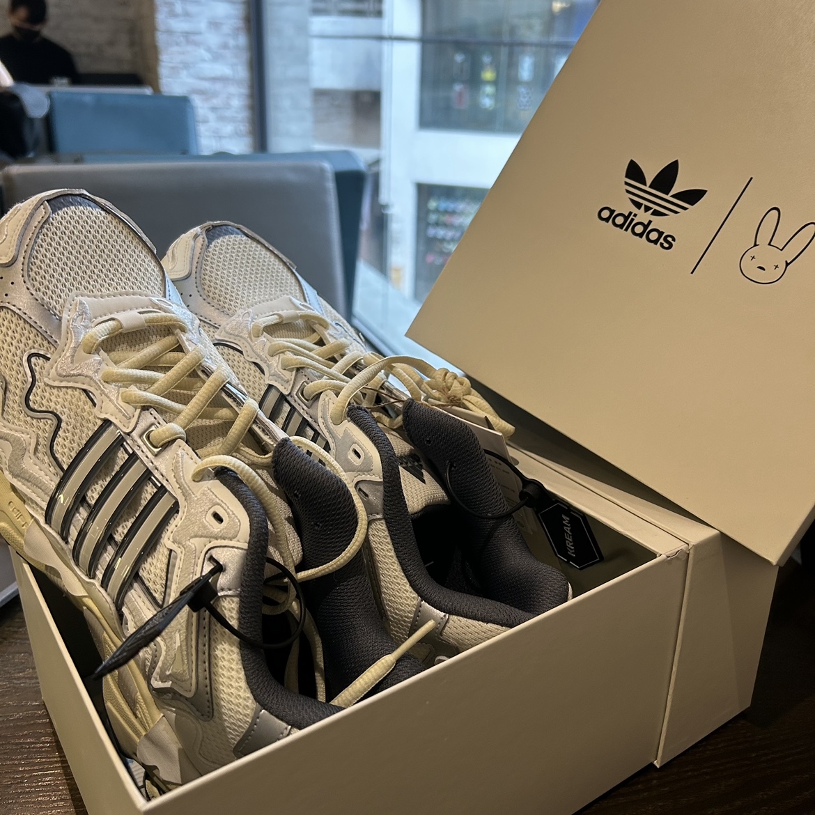 Adidas x Bad Bunny Response CL White Sand 착용 스타일