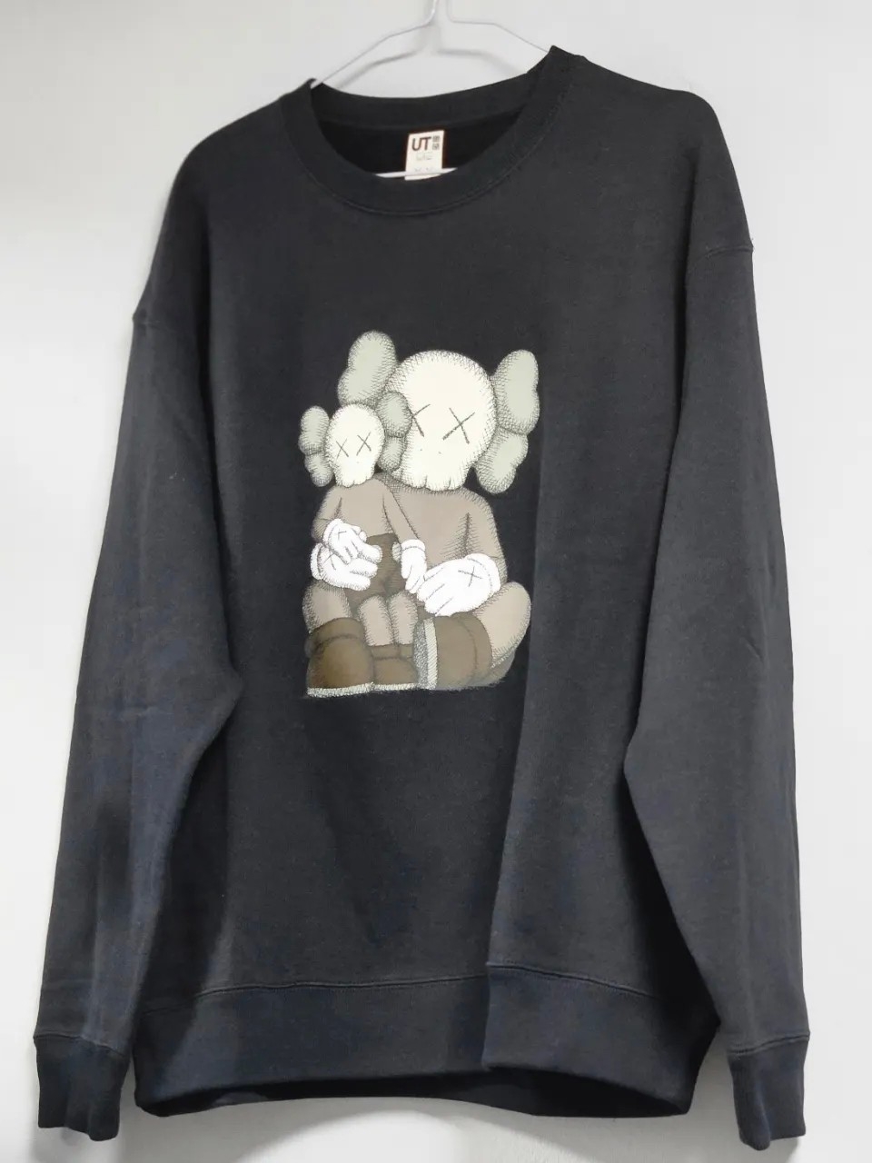 Uniqlo UT x Kaws Long Sleeve Sweatshirt Black 착용 스타일 - 2