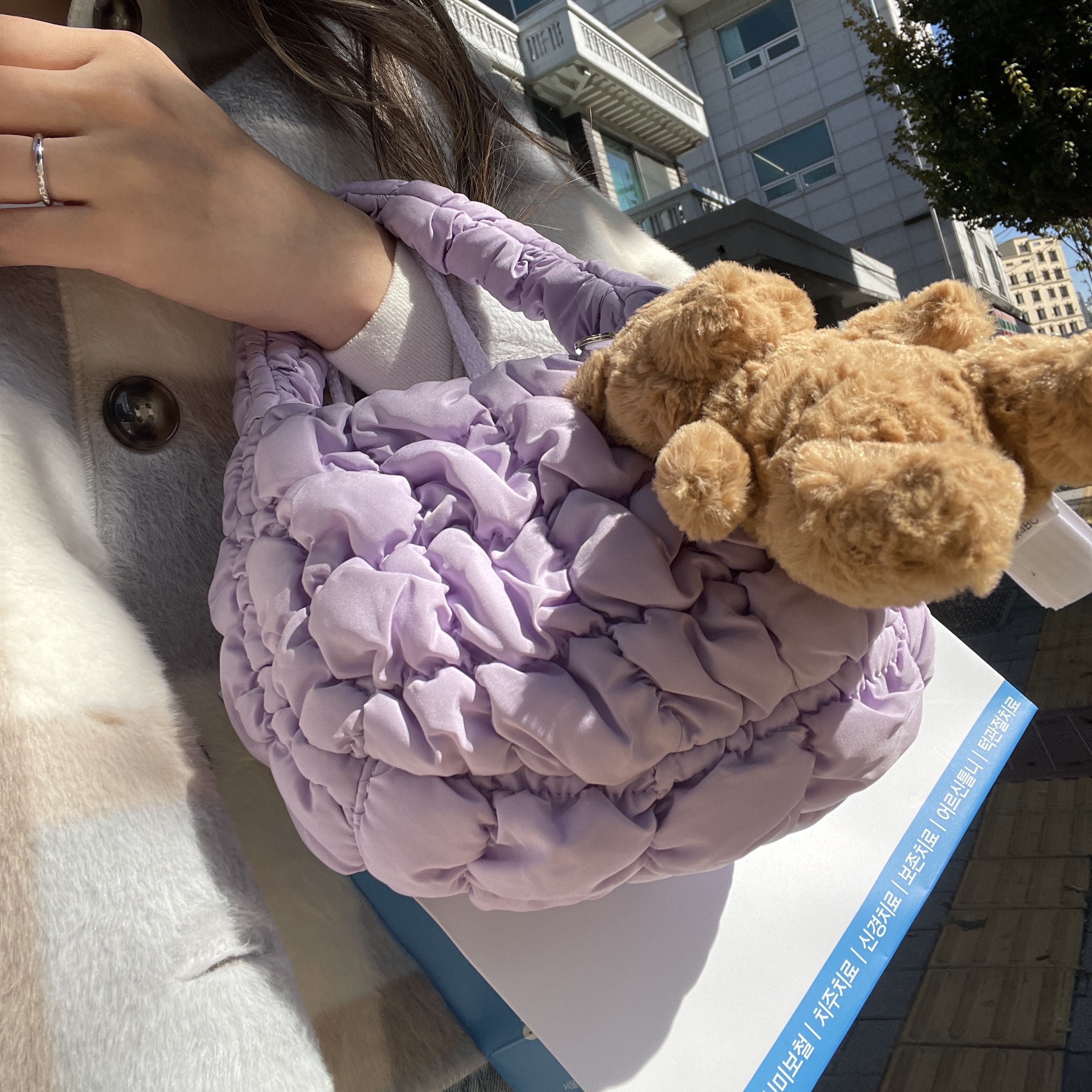 Jellycat Bartholomew Bear Bag Charm Brown 착용 스타일