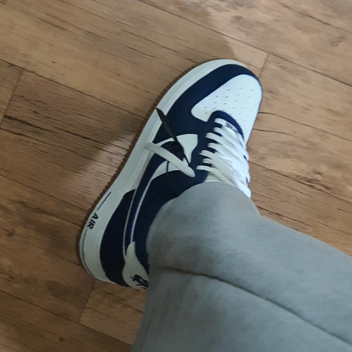 Nike Air Force 1 '07 LV8 Midnight Navy 착용 스타일 - 3