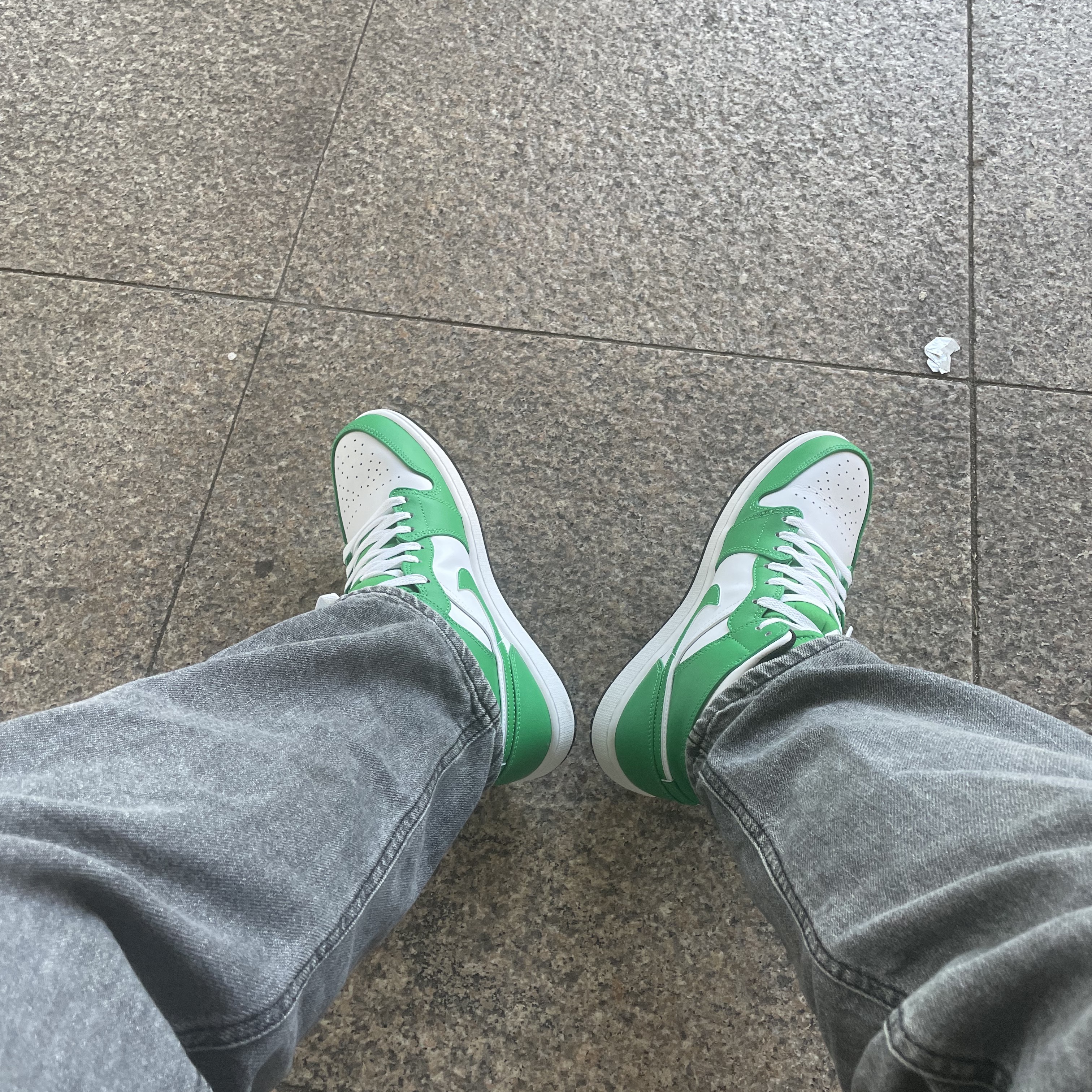 Jordan 1 Mid Lucky Green 착용 스타일 - 3