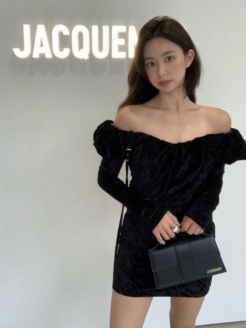 Jacquemus Le Grand Bambino Crossbody Flap Bag Black Silver 착용 스타일