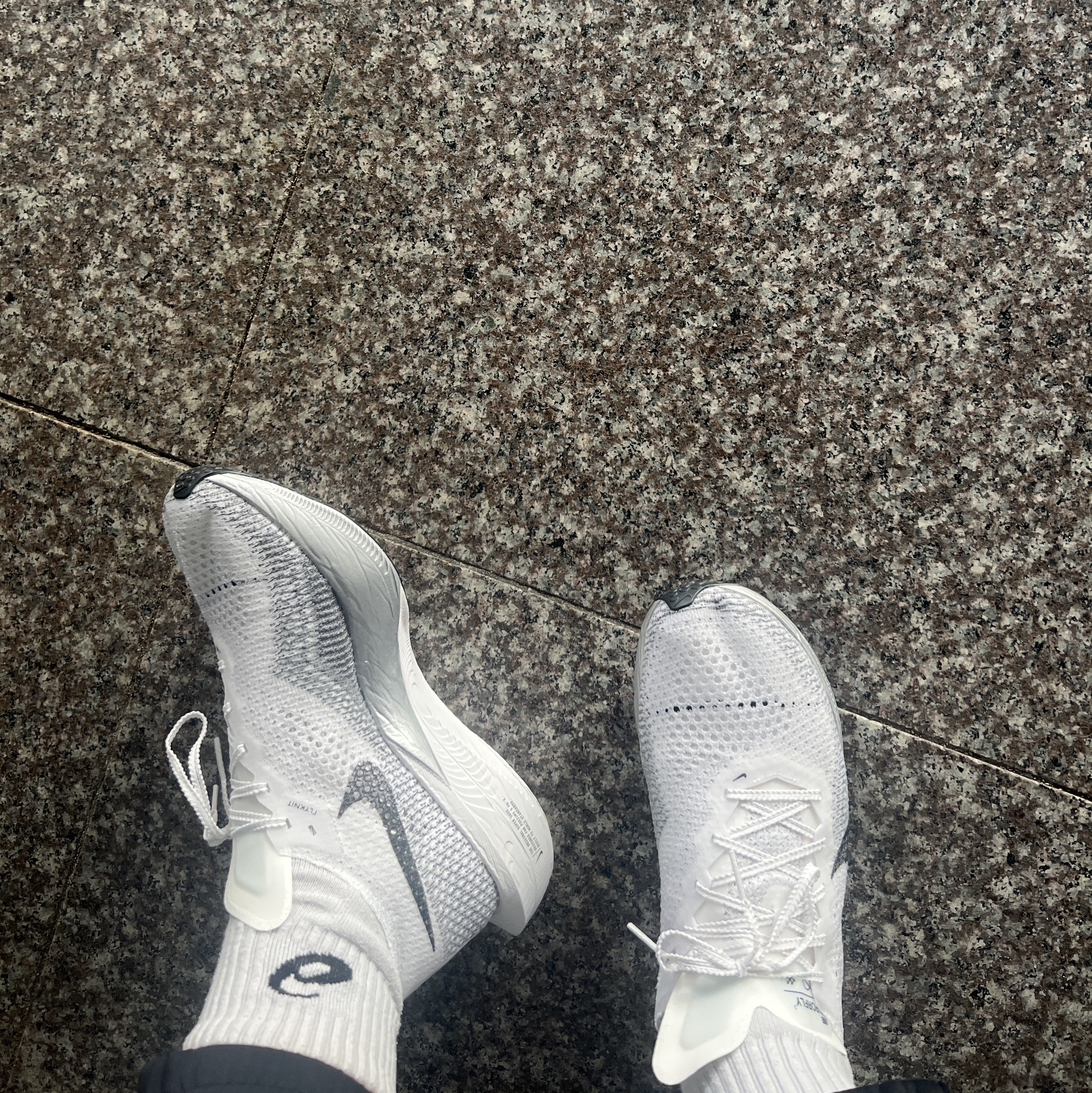 Nike ZoomX Vaporfly Next% 3 White Grey 착용 스타일