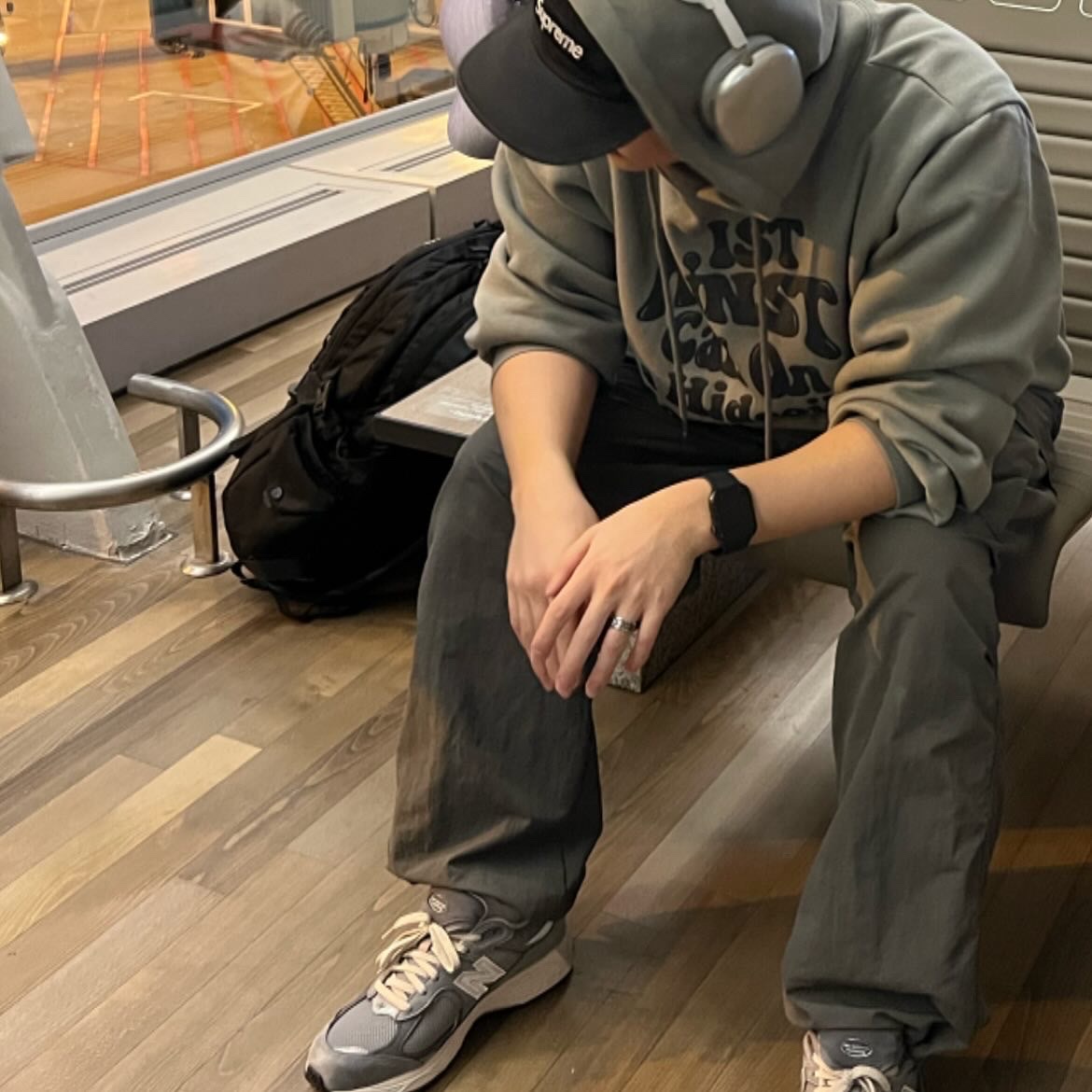 New Balance 2002R Grey, Apple AirPods Max Lightning Silver (Korean Ver.) 착용 스타일 - 1