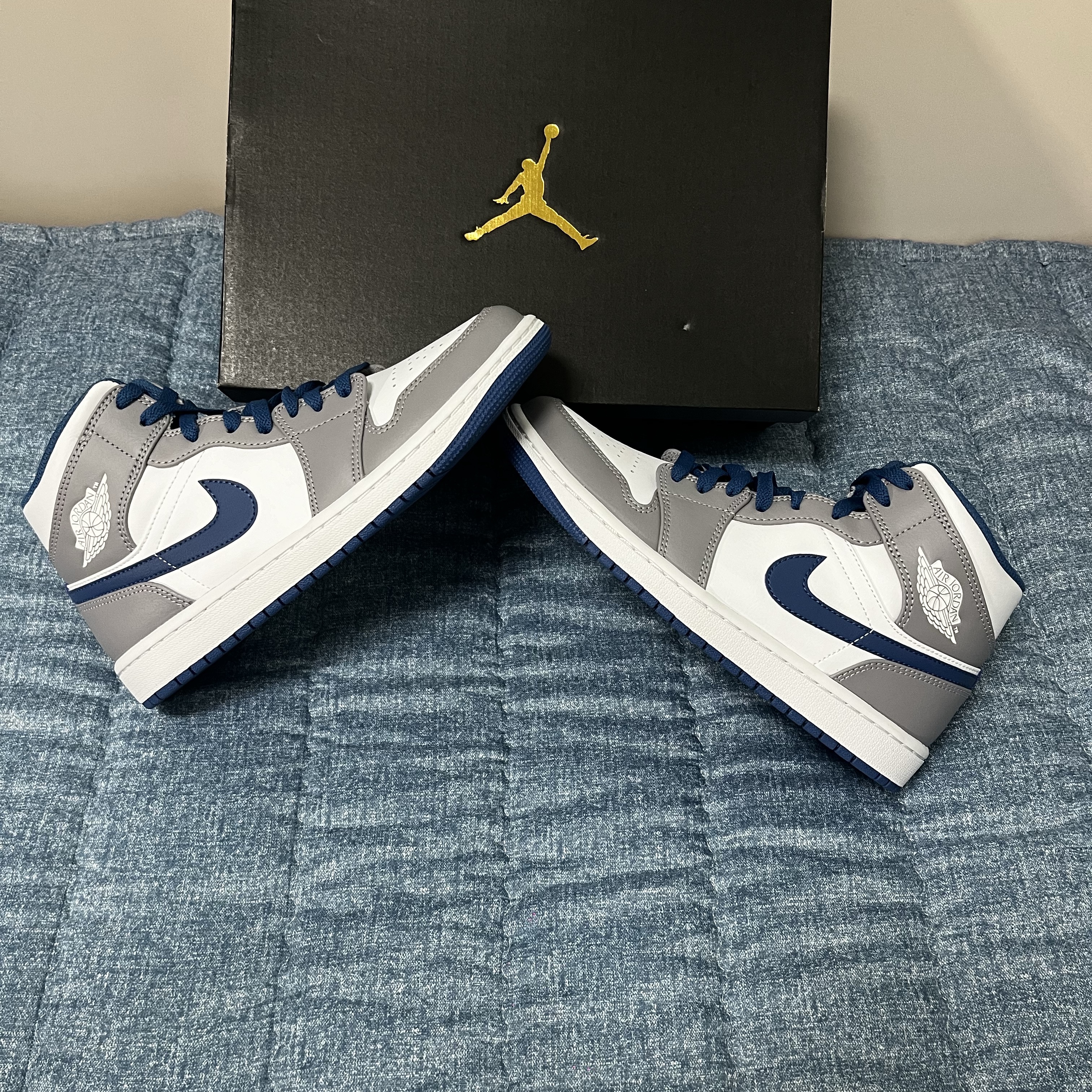 Jordan 1 Mid Cement Grey True Blue 착용 스타일 - 1