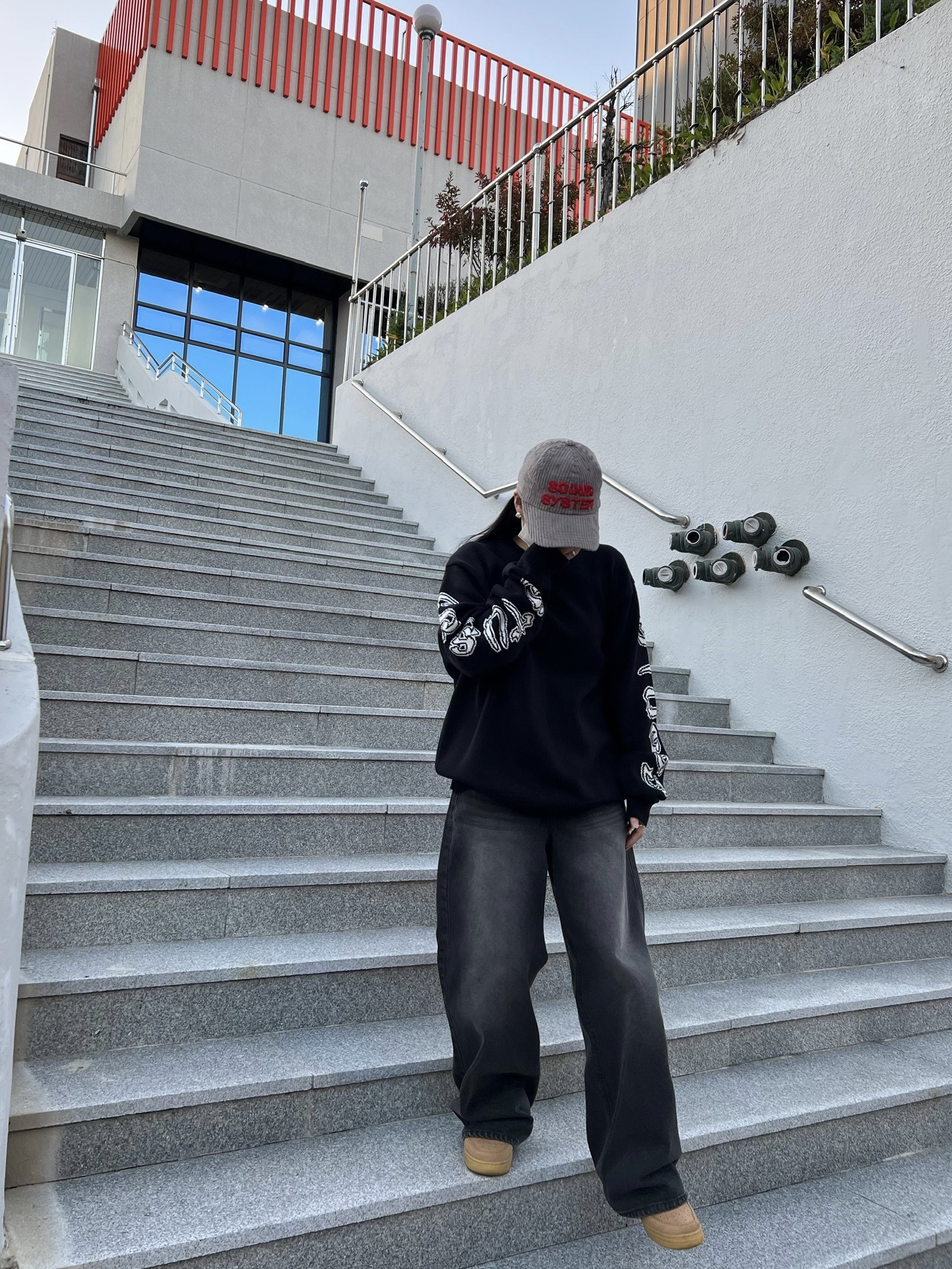 Stussy Sleeve Logo Sweater Black, Nike Air Force 1 '07 WB Flax 착용 스타일 - 2