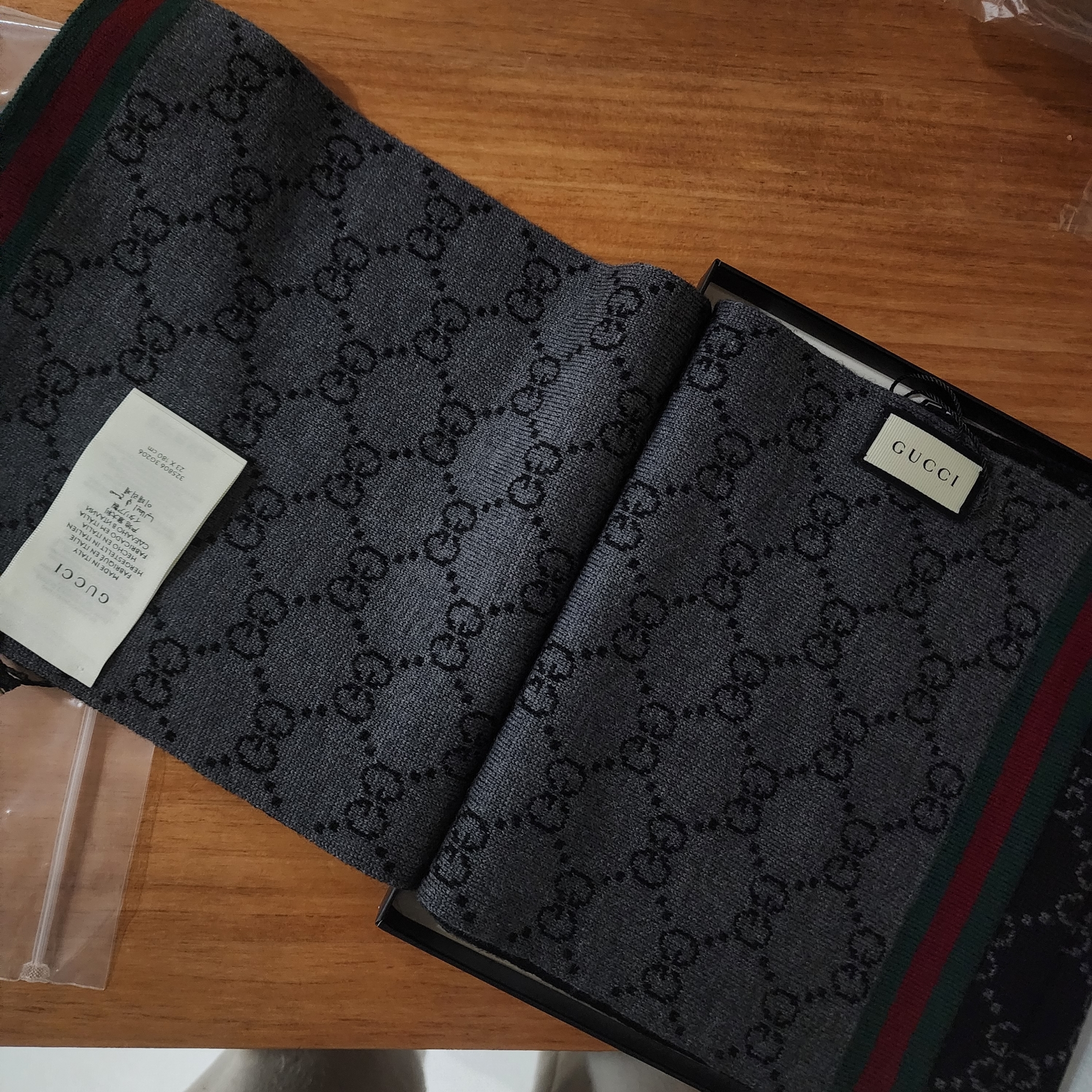 Gucci GG Two-Tone Wool Muffler Black 착용 스타일