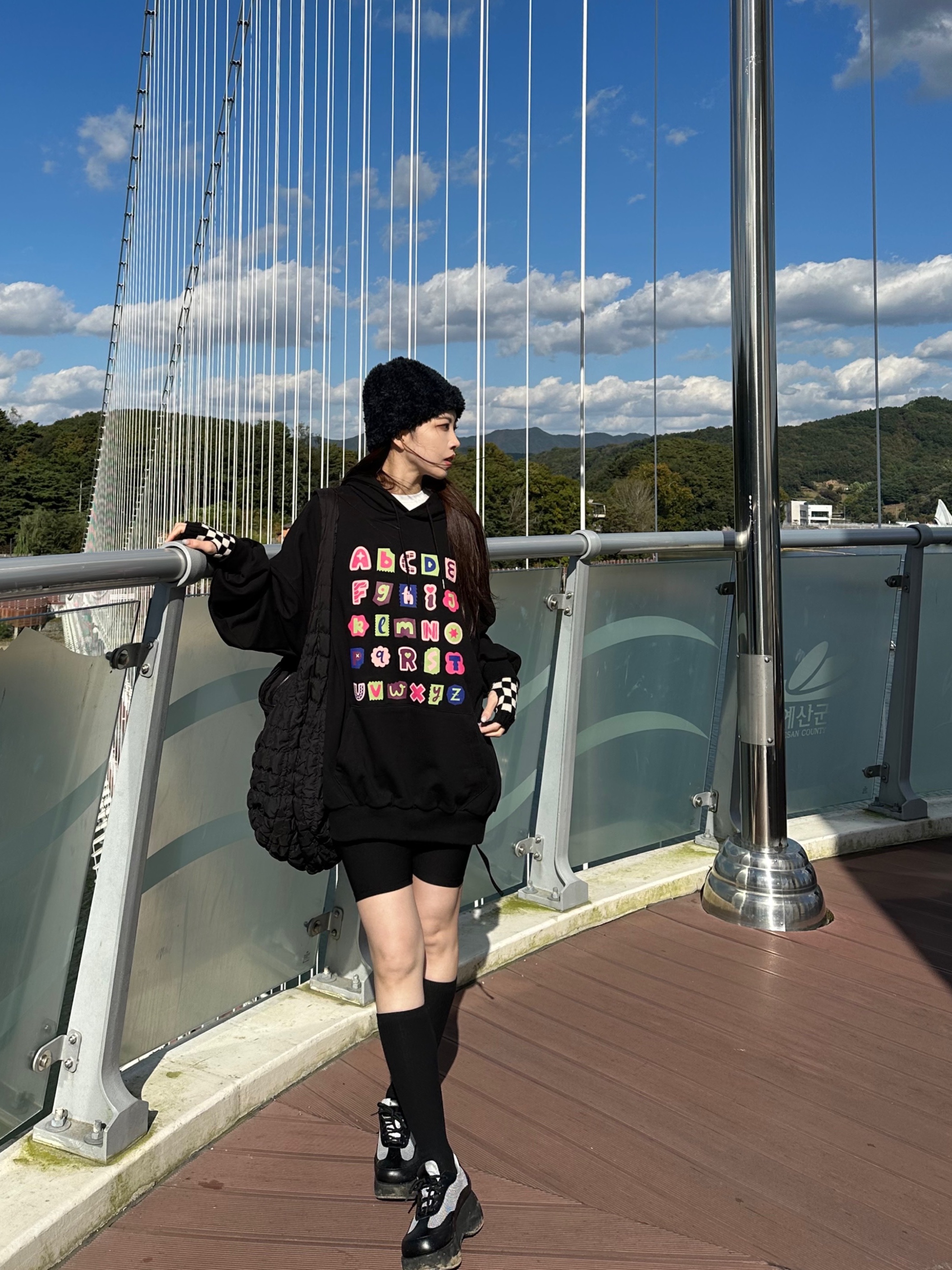 COS Quilted Oversized Shoulder Bag Black 착용 스타일 - 1