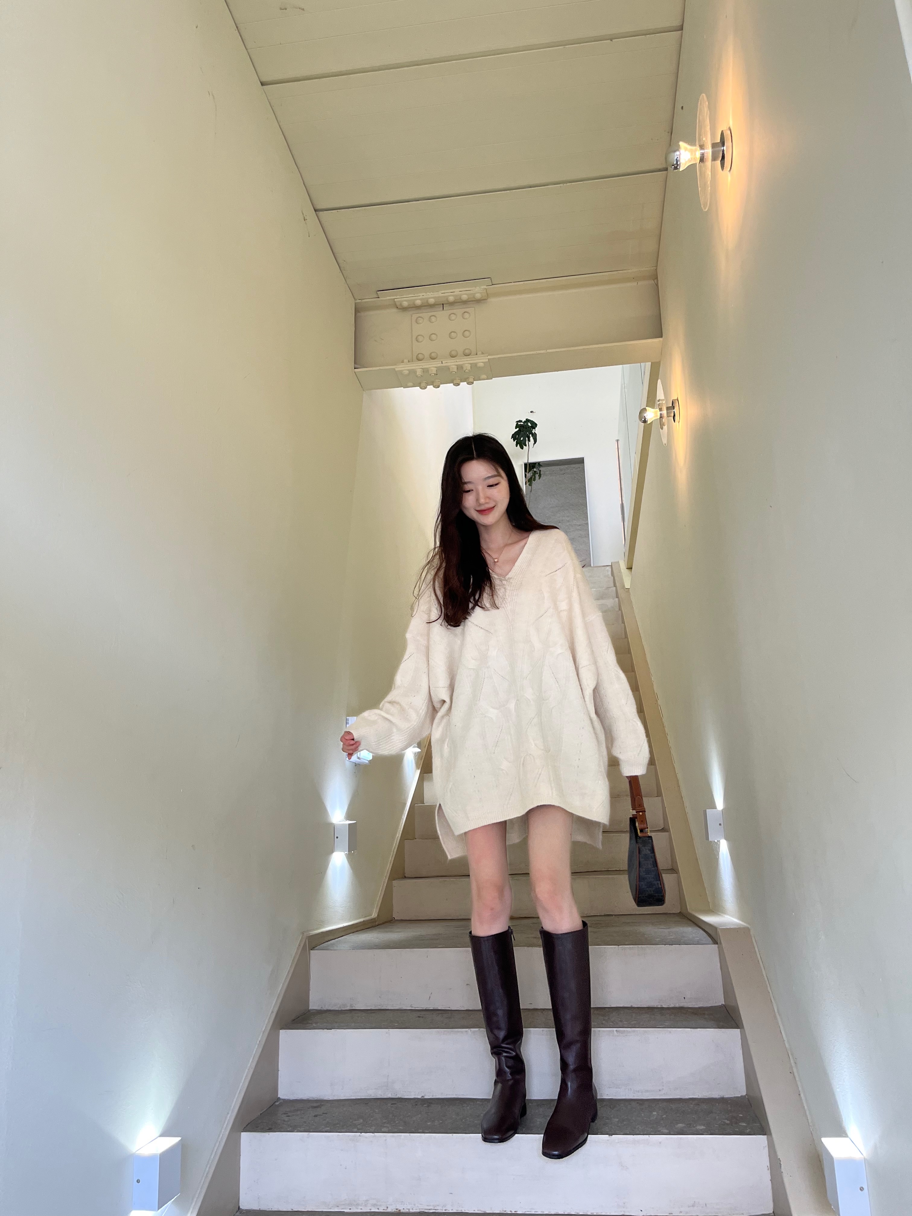 Celine Ava Bag in Triomphe Canvas and Calfskin Tan 착용 스타일 - 5