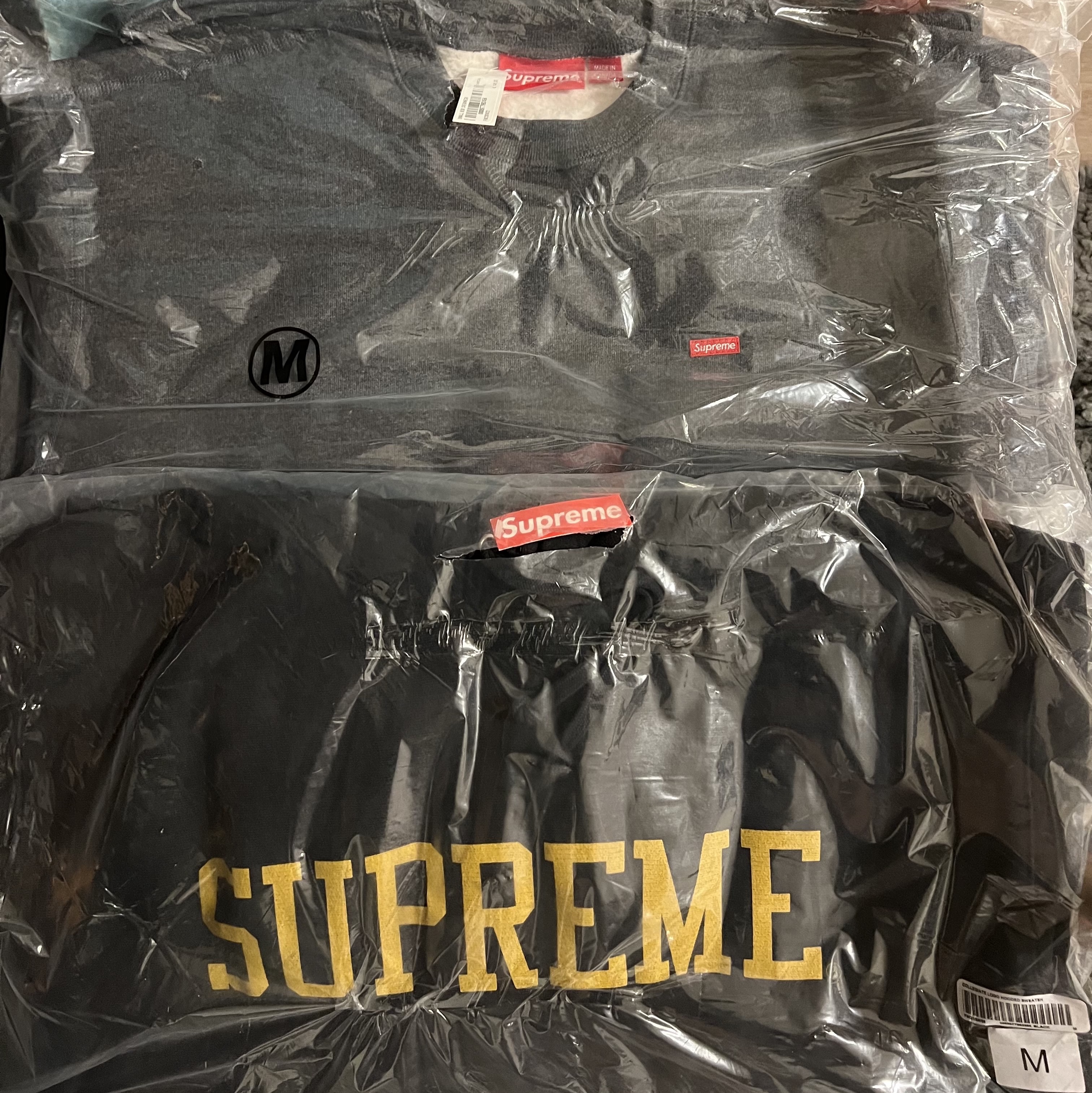 Supreme Small Box Crewneck Charcoal - 23FW, Supreme Varsity Hooded Sweatshirt Black - 23FW 착용 스타일