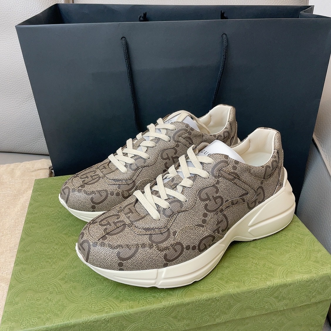 Gucci Rhyton 100th Anniversary Sneakers GG Supreme Beige Ebony 착용 스타일 - 3