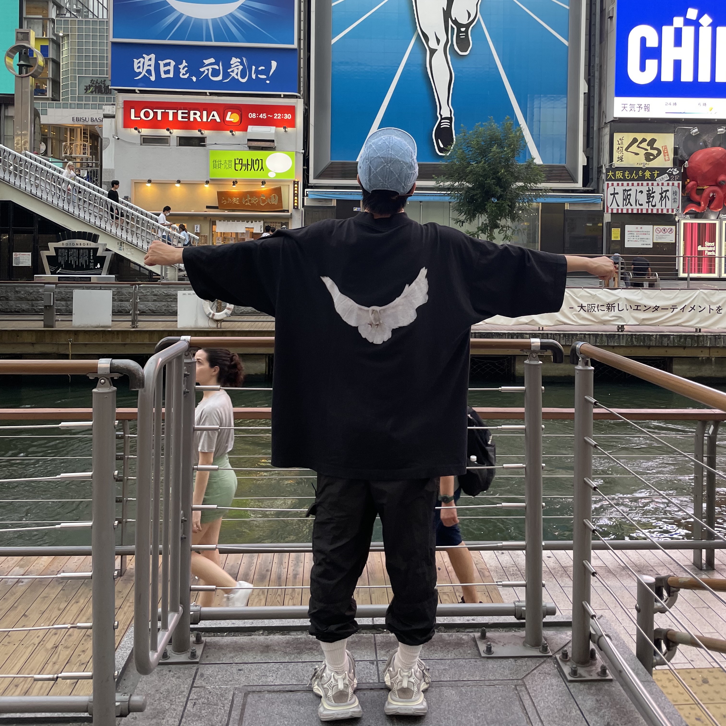 Yeezy Gap Engineered By Balenciaga Dove 3/4 Sleeve T-Shirt Black, Balenciaga 3XL Sneakers Light Beige 착용 스타일