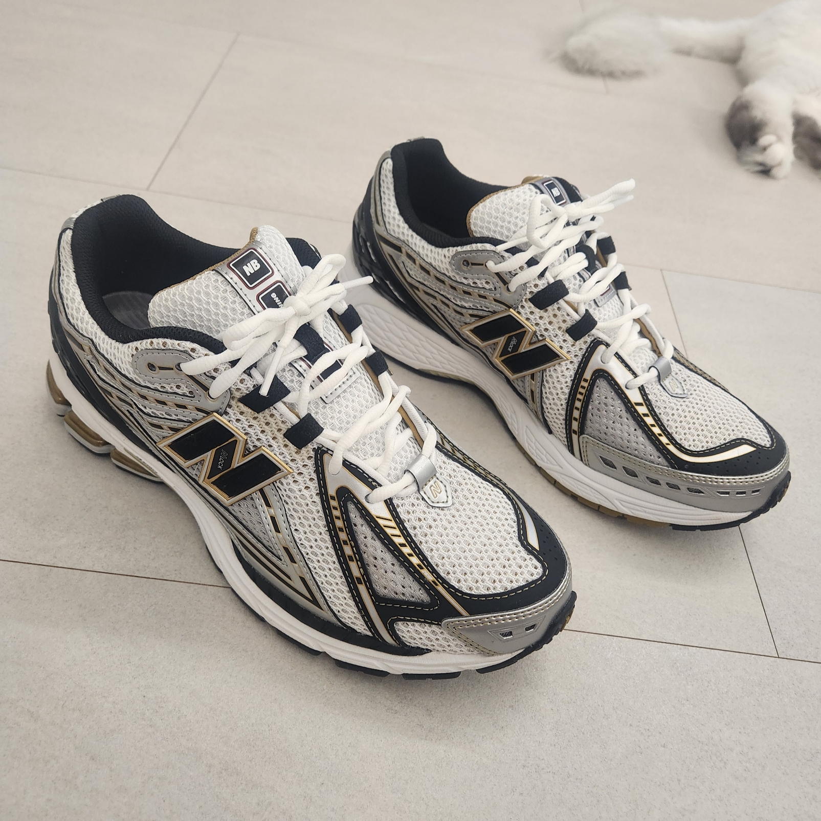 New Balance 1906R White Gold 착용 스타일 - 1