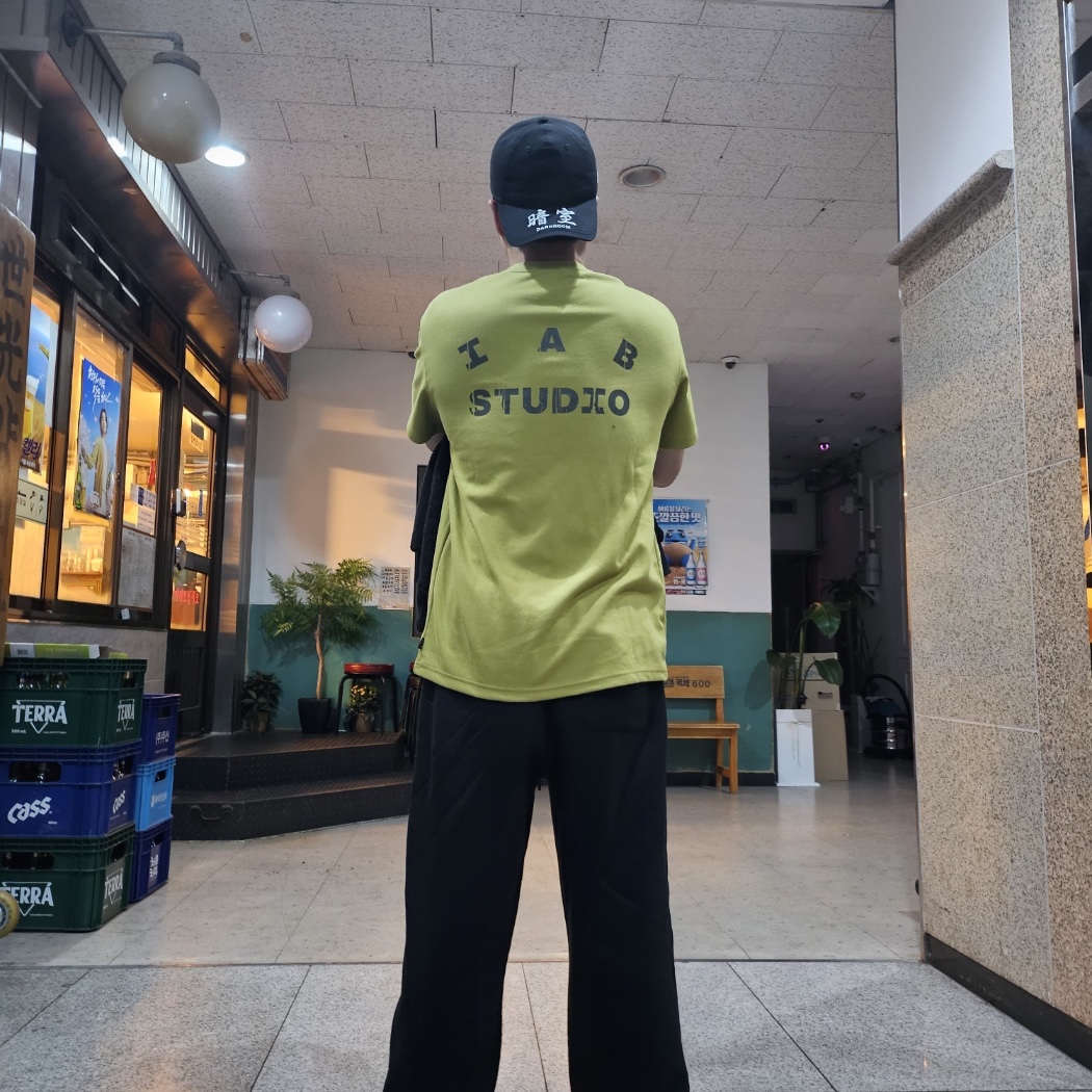 IAB Studio x D.P. T-Shirt Olive Green, Darkr8m Studio x New Era Unstructured Ball Cap Black 착용 스타일