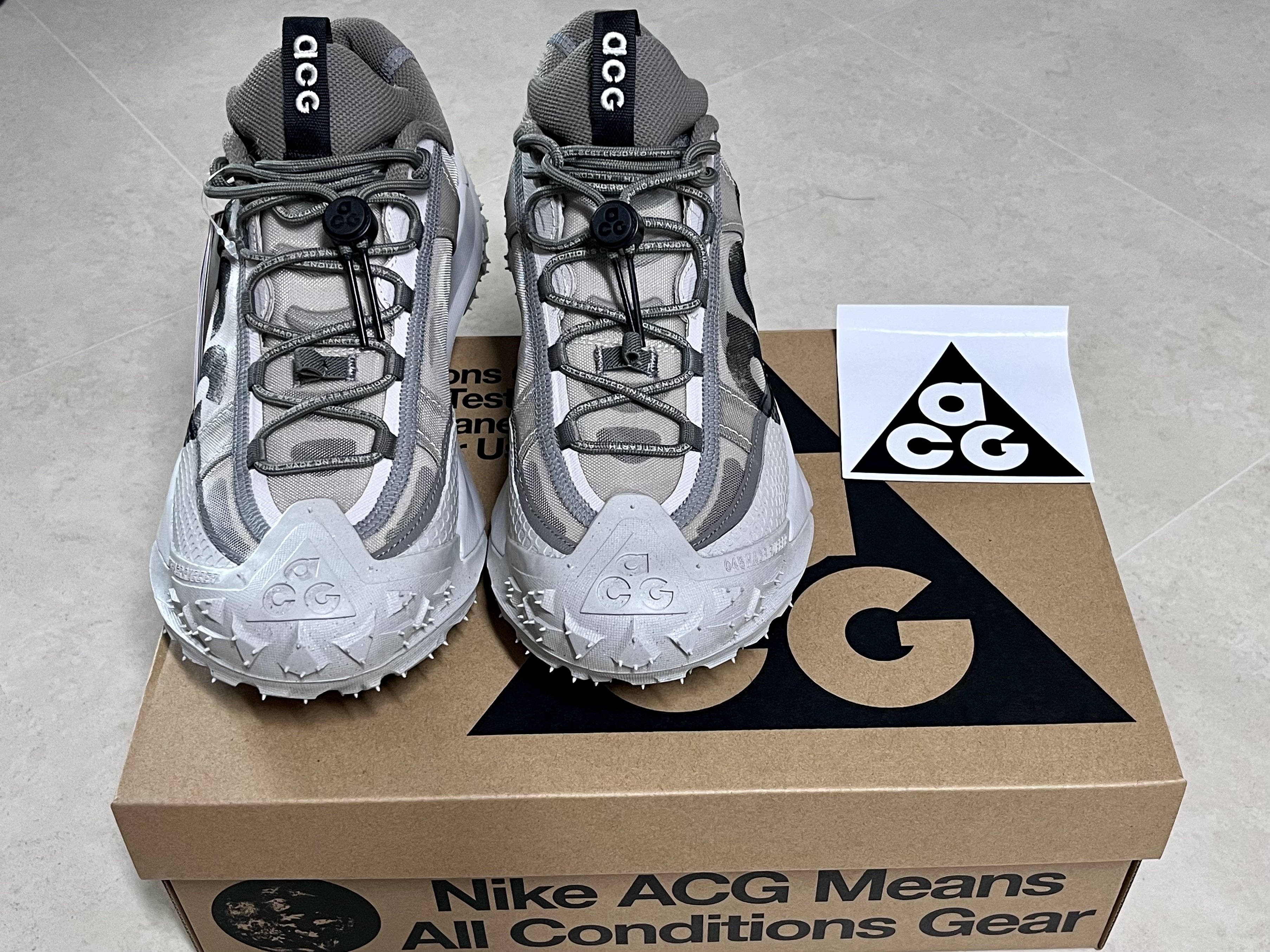 Nike ACG Mountain Fly 2 Low Light Iron Ore Black 착용 스타일
