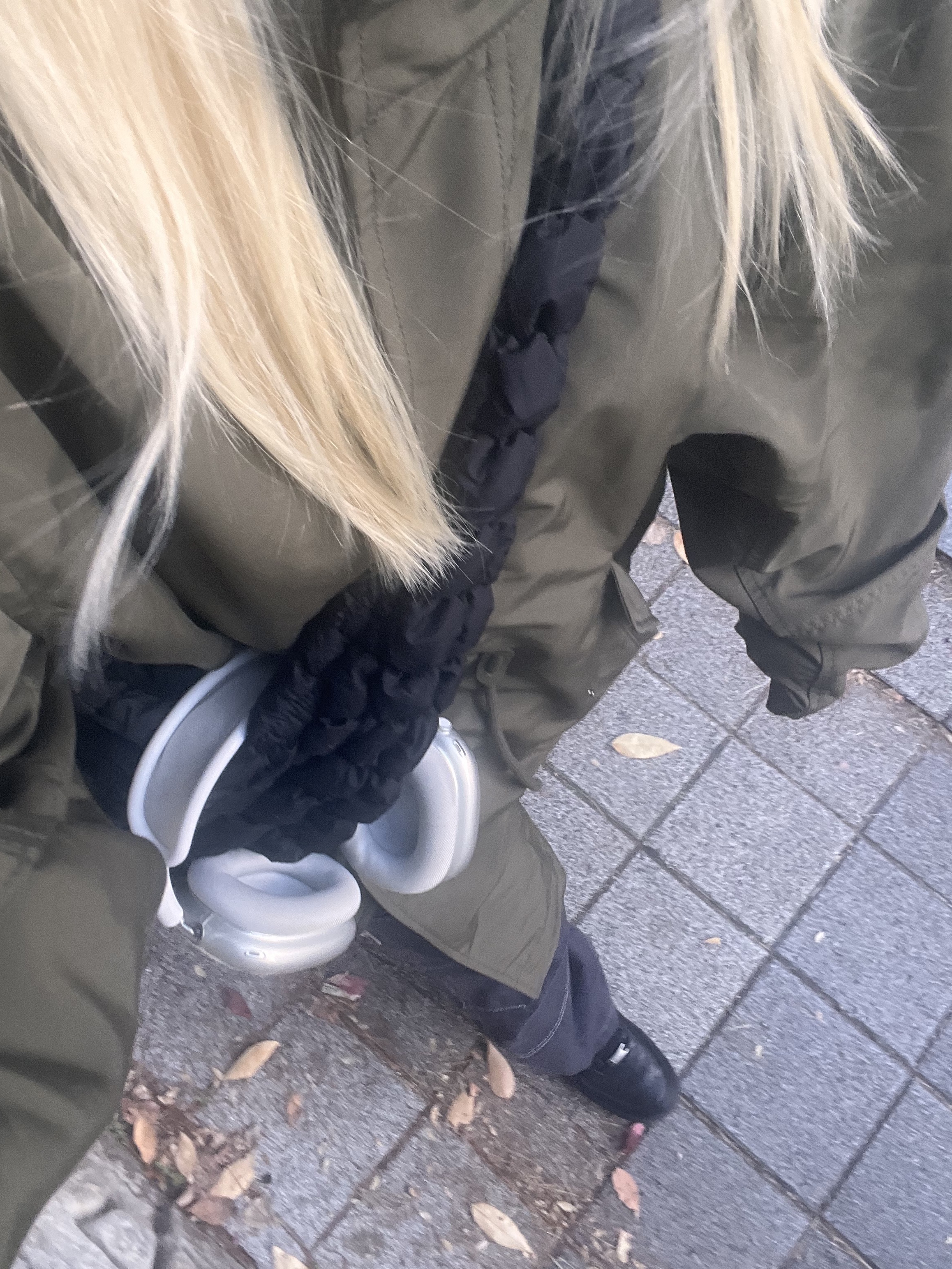 Apple AirPods Max Lightning Silver (Korean Ver.), COS Quilted Oversized Shoulder Bag Black 착용 스타일