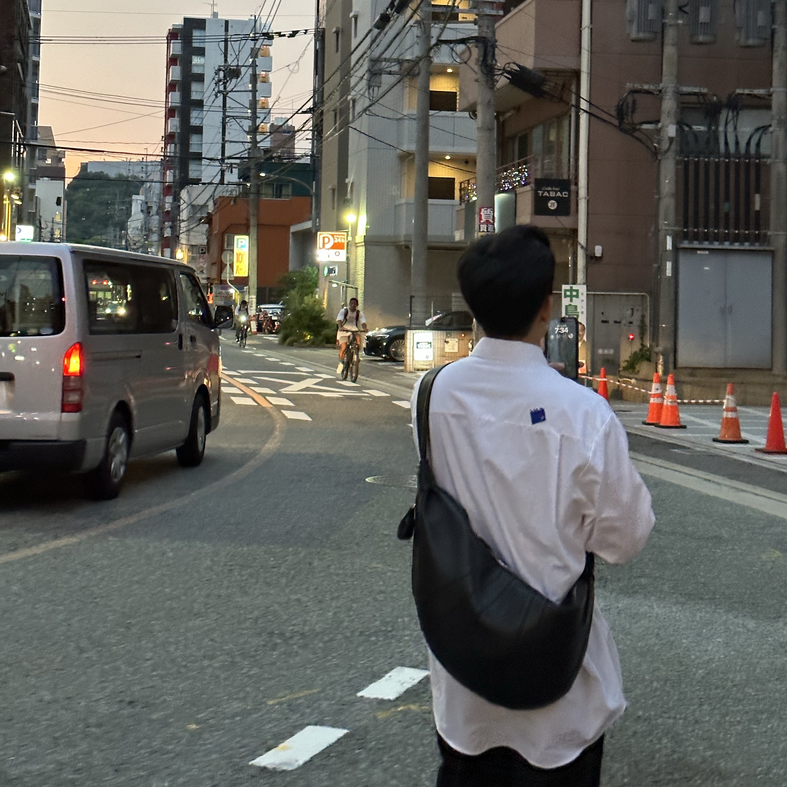 Ader Error Sig; TRS/BL Tag Shirt 01 Sky Blue, Lemaire Large Croissant Bag Soft Nappa Leather Black 착용 스타일 - 2