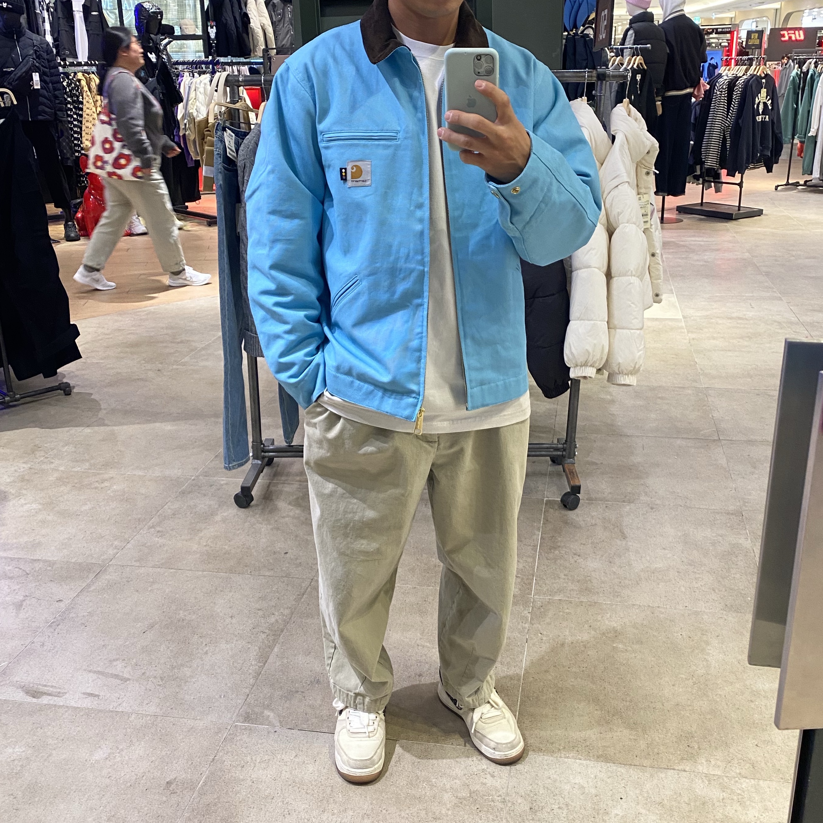 Carhartt WIP x IAB Studio OG Detroit Jacket Milky Blue, IAB Studio 10th Anniversary T-Shirts Pack White & Black (2 Pack) 착용 스타일 - 1