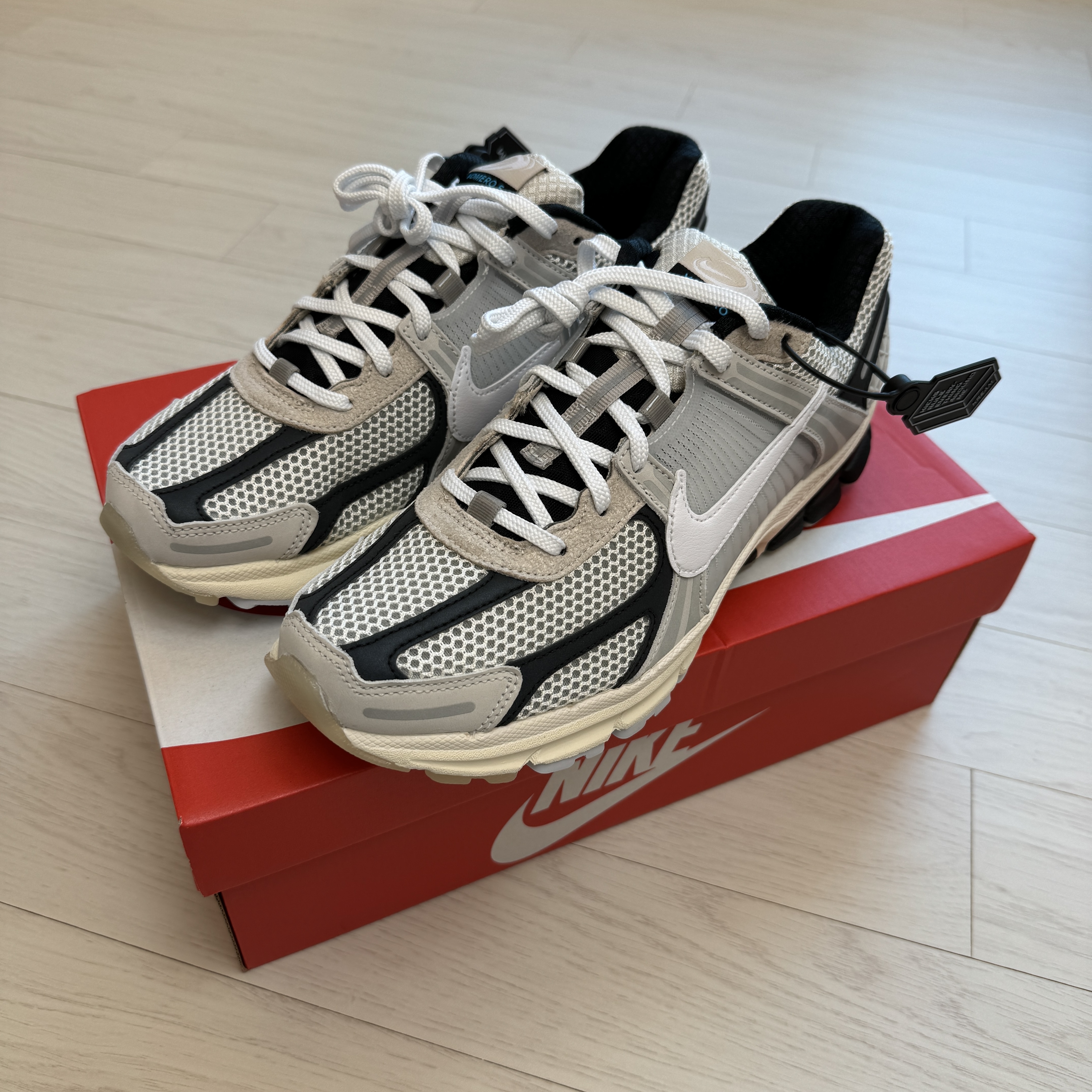 Nike Zoom Vomero 5 Light Bone and Black 착용 스타일 - 2