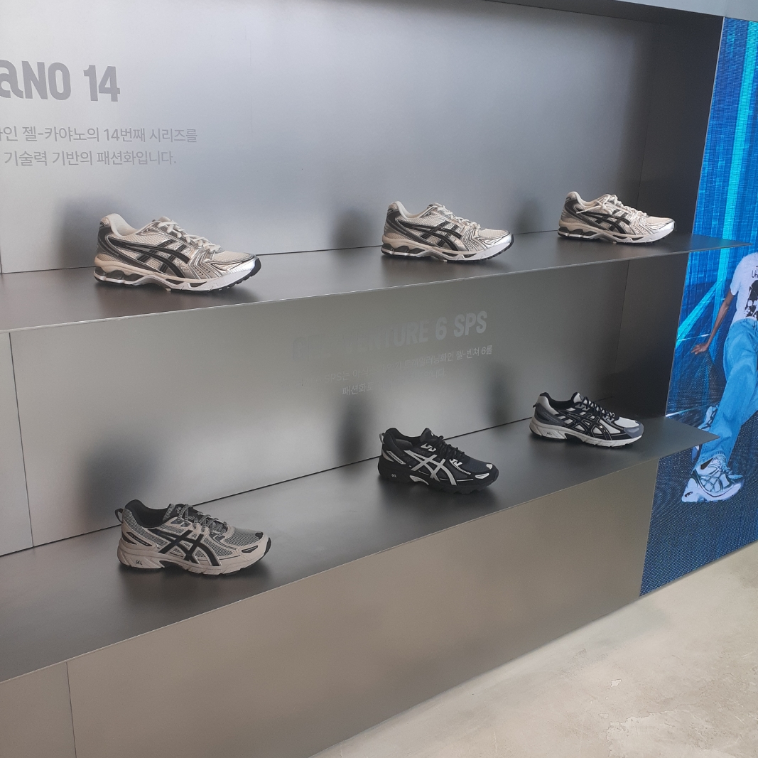 Asics Gel-Kayano 14 Cream Black, Asics Gel-Venture 6 Feather Grey Black 착용 스타일