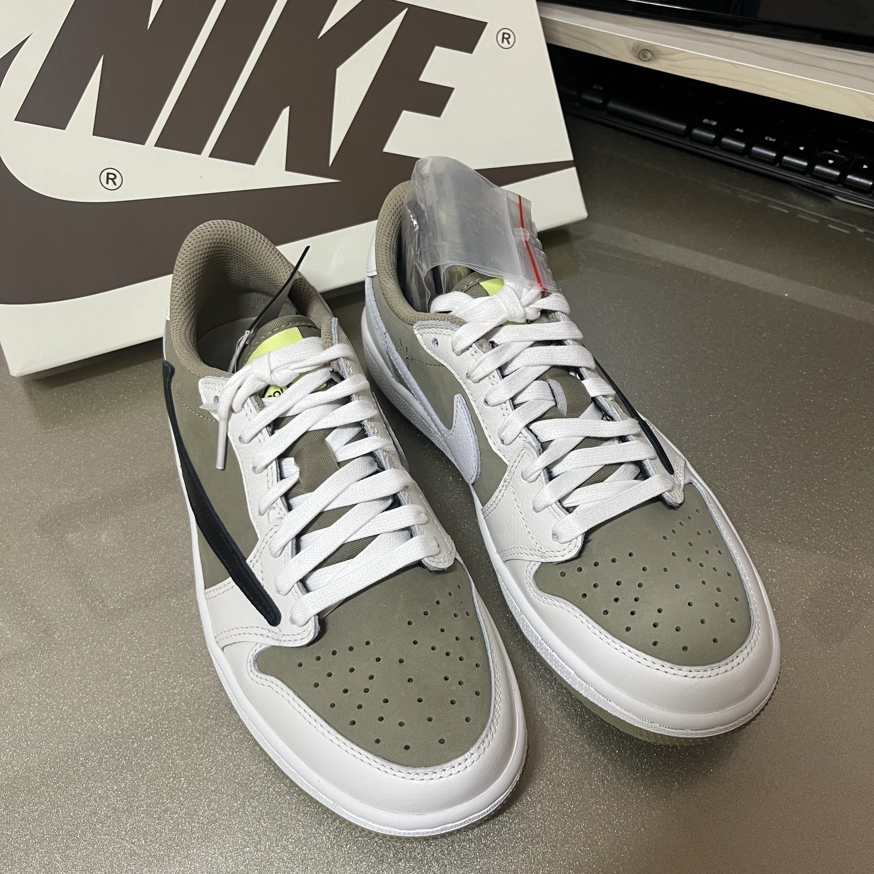 Jordan 1 x Travis Scott Retro Low Golf NRG Neutral Olive 착용 스타일 - 1