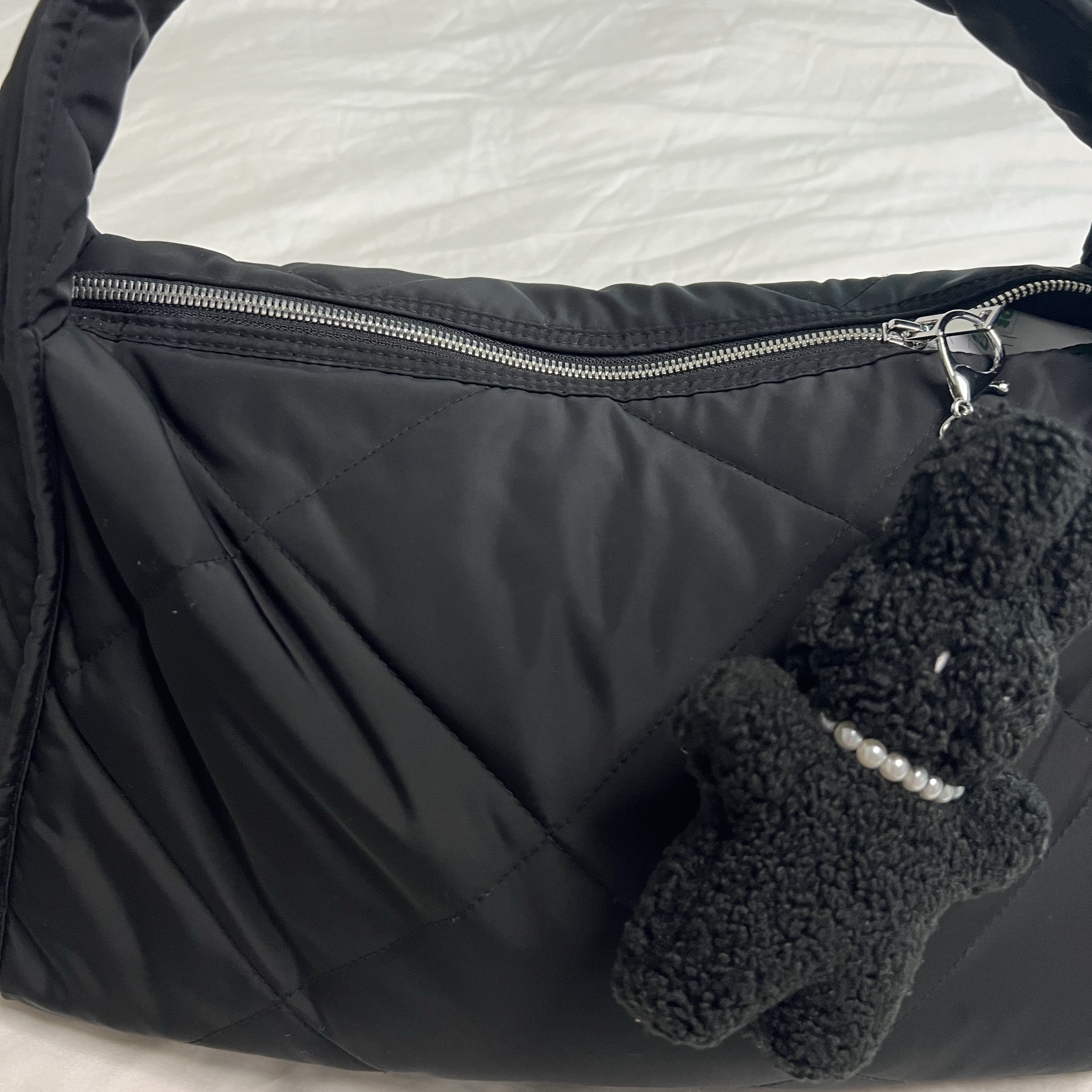 COS Diamond Quilted Hand Bag Black 착용 스타일