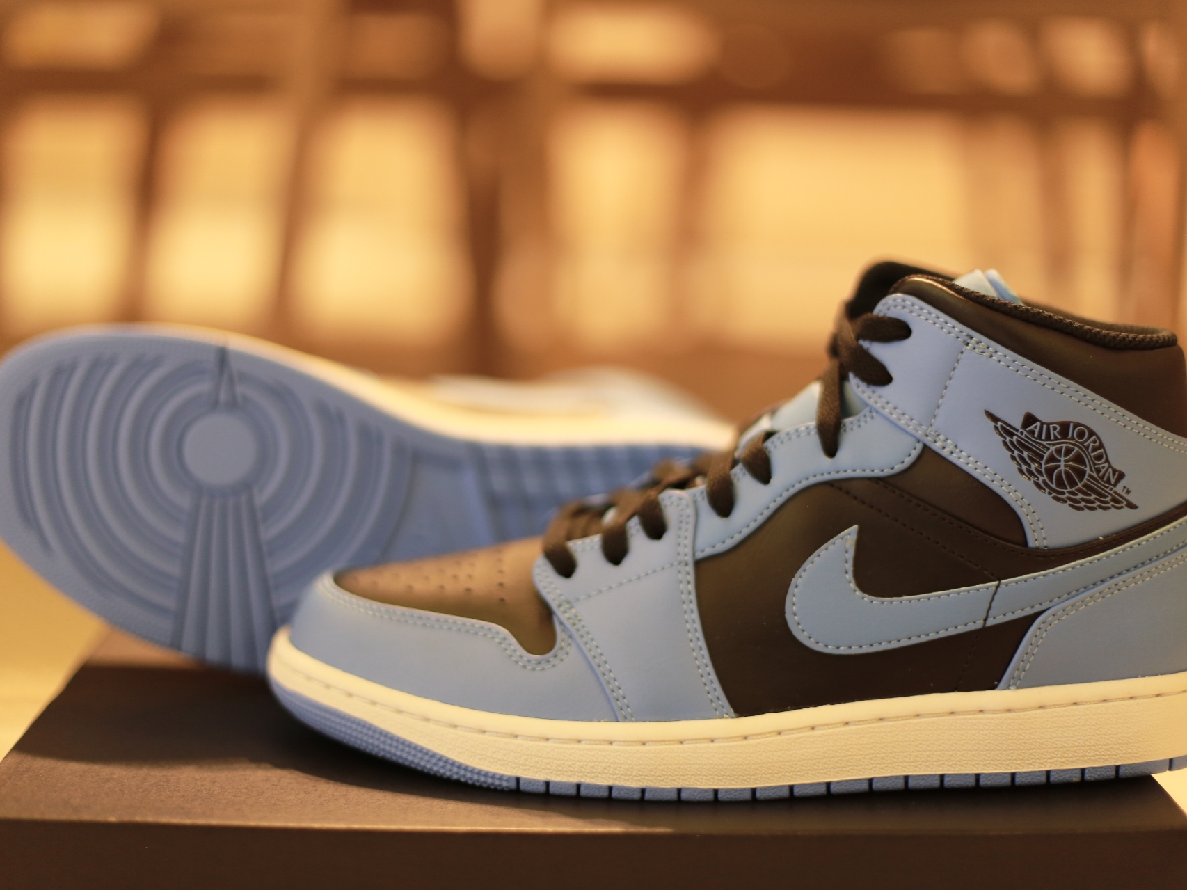 Jordan 1 Mid University Blue Black 착용 스타일 - 4
