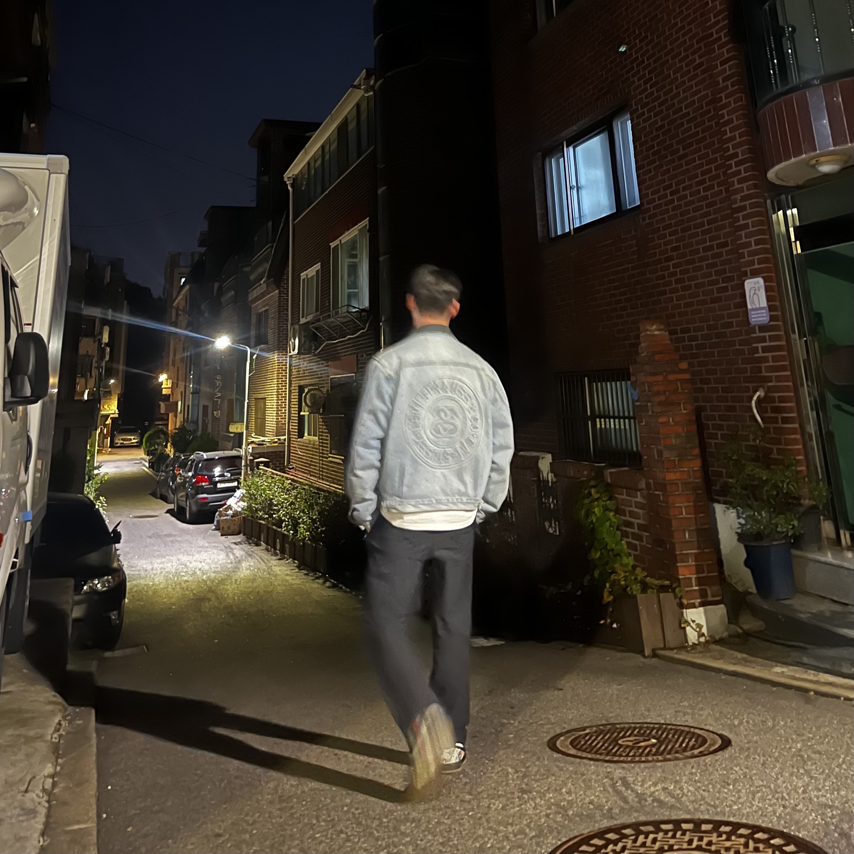 Stussy x Levi's Embossed Trucker Jacket Indigo, Nike x Supreme SB Dunk Low QS Rammellzee Black 착용 스타일