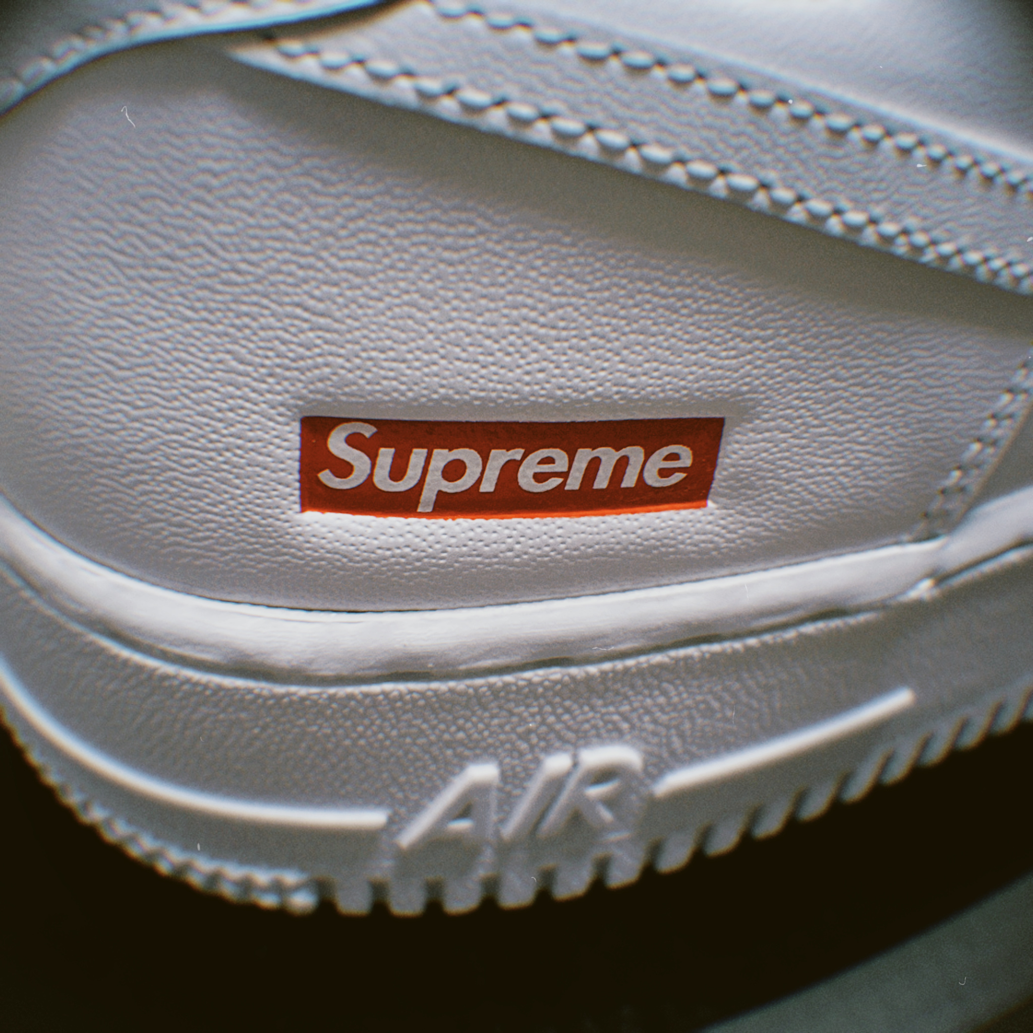 Nike x Supreme Air Force 1 Low White 착용 스타일 - 2
