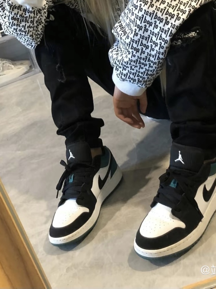 (GS) Jordan 1 Low Black Mystic Green 착용 스타일 - 3