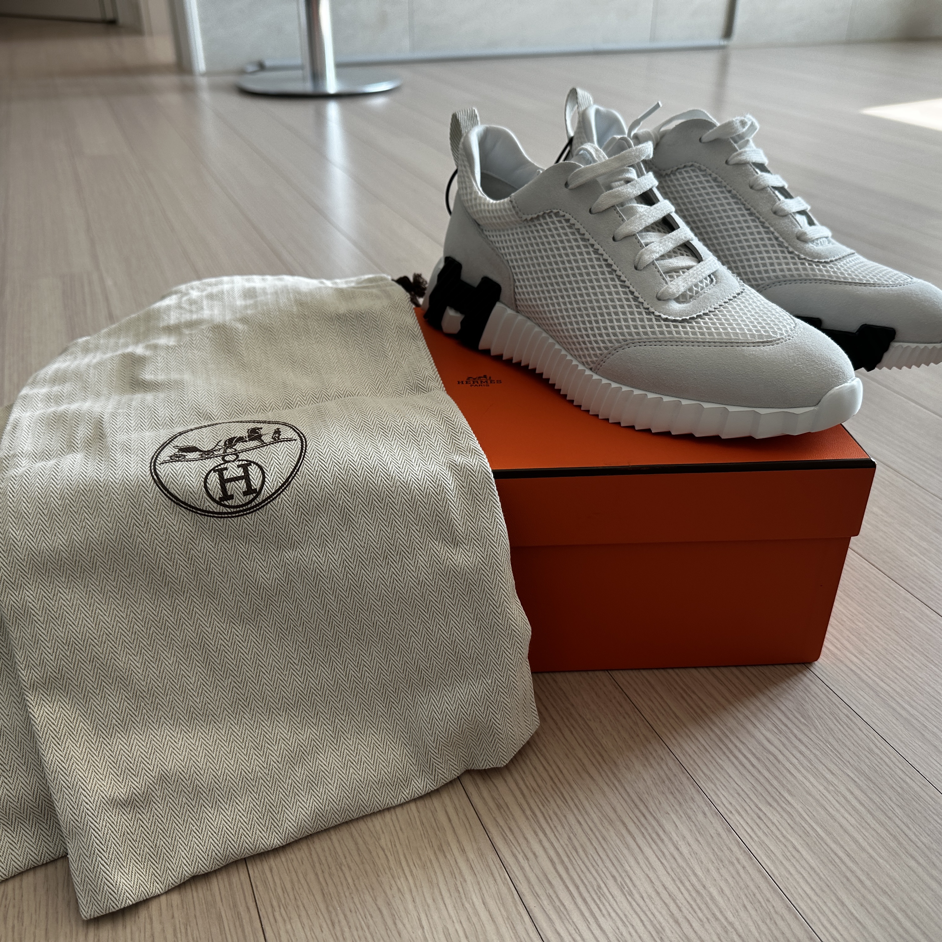 Hermes Bouncing Sneakers Graphic Mesh Suede Goatskin & Blanc 착용 스타일