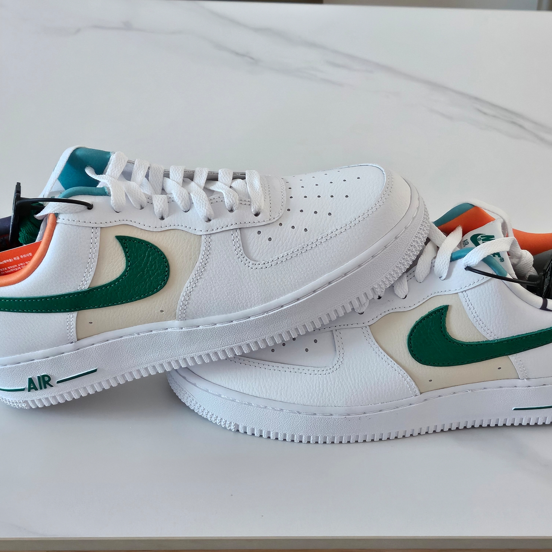 Nike Air Force 1 '07 LV8 EMB White Malachite 착용 스타일