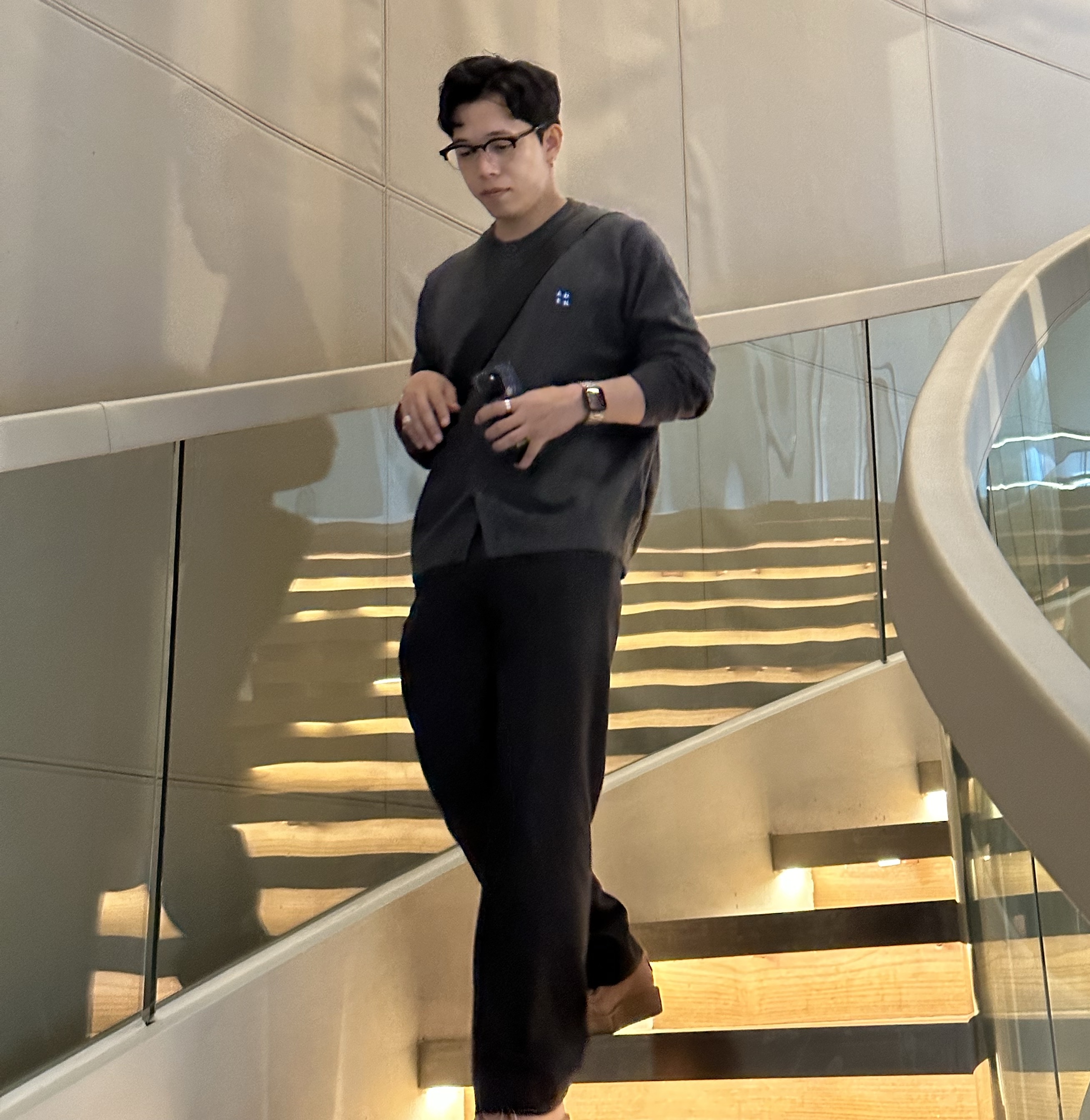 Ader Error Sig; TRS/BL Tag Cardigan 02 Charcoal, Zara x Ader Error Tapered Trousers Black 착용 스타일 - 2