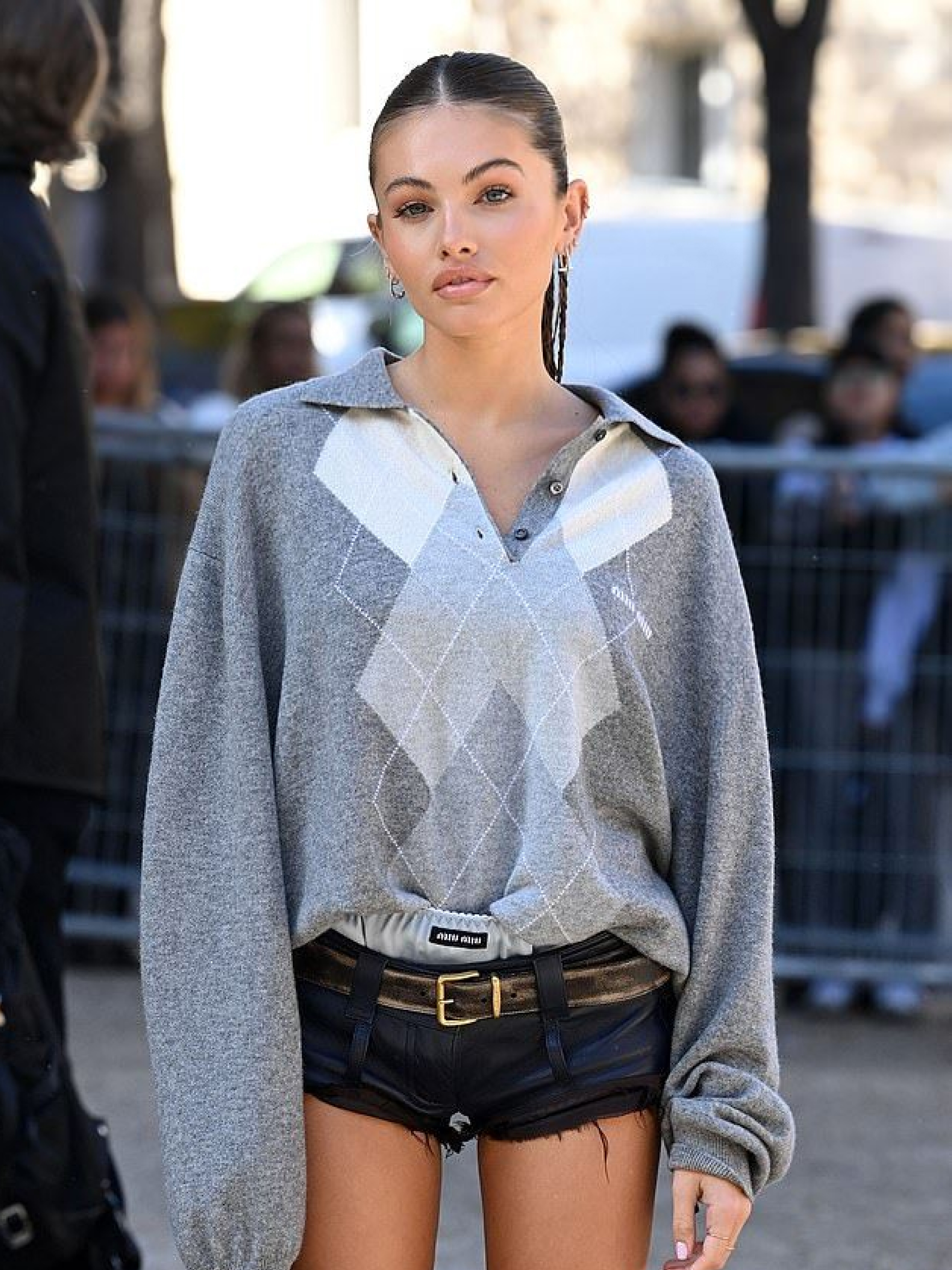 (W) Miu Miu Cashmere Sweater Marble Grey, (W) Miu Miu Leather Belt Black 착용 스타일 - 5