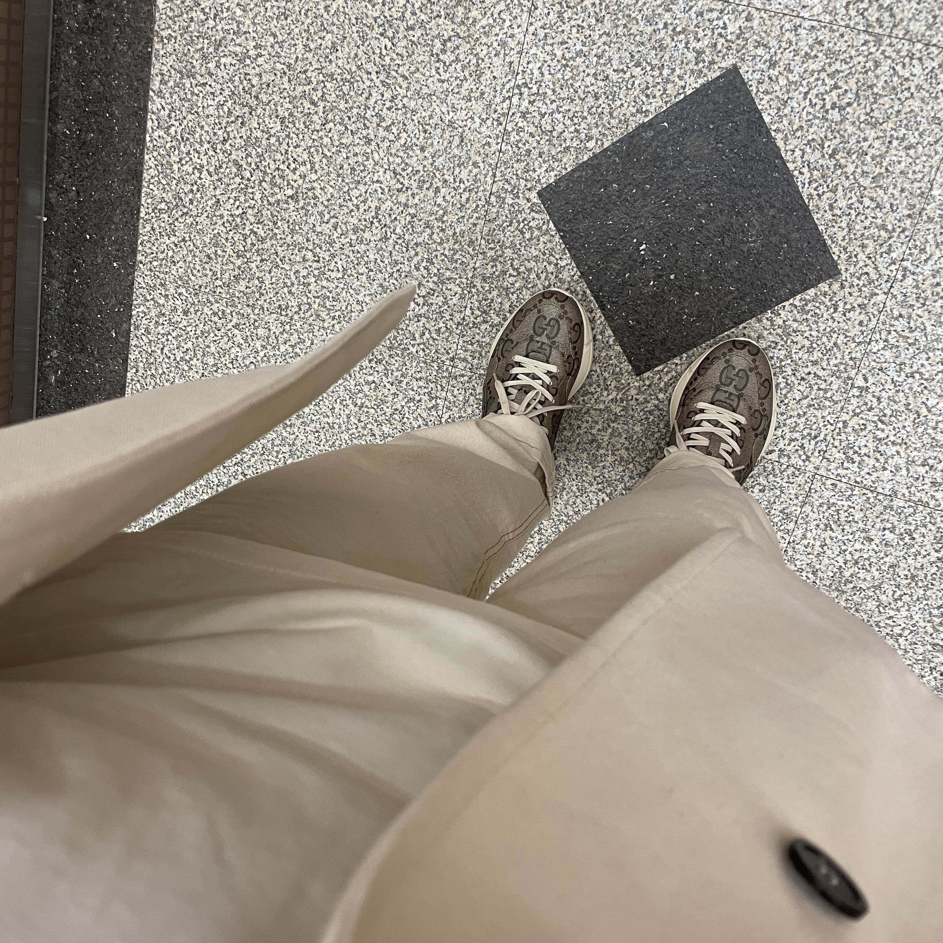 Gucci Rhyton 100th Anniversary Sneakers GG Supreme Beige Ebony 착용 스타일 - 1