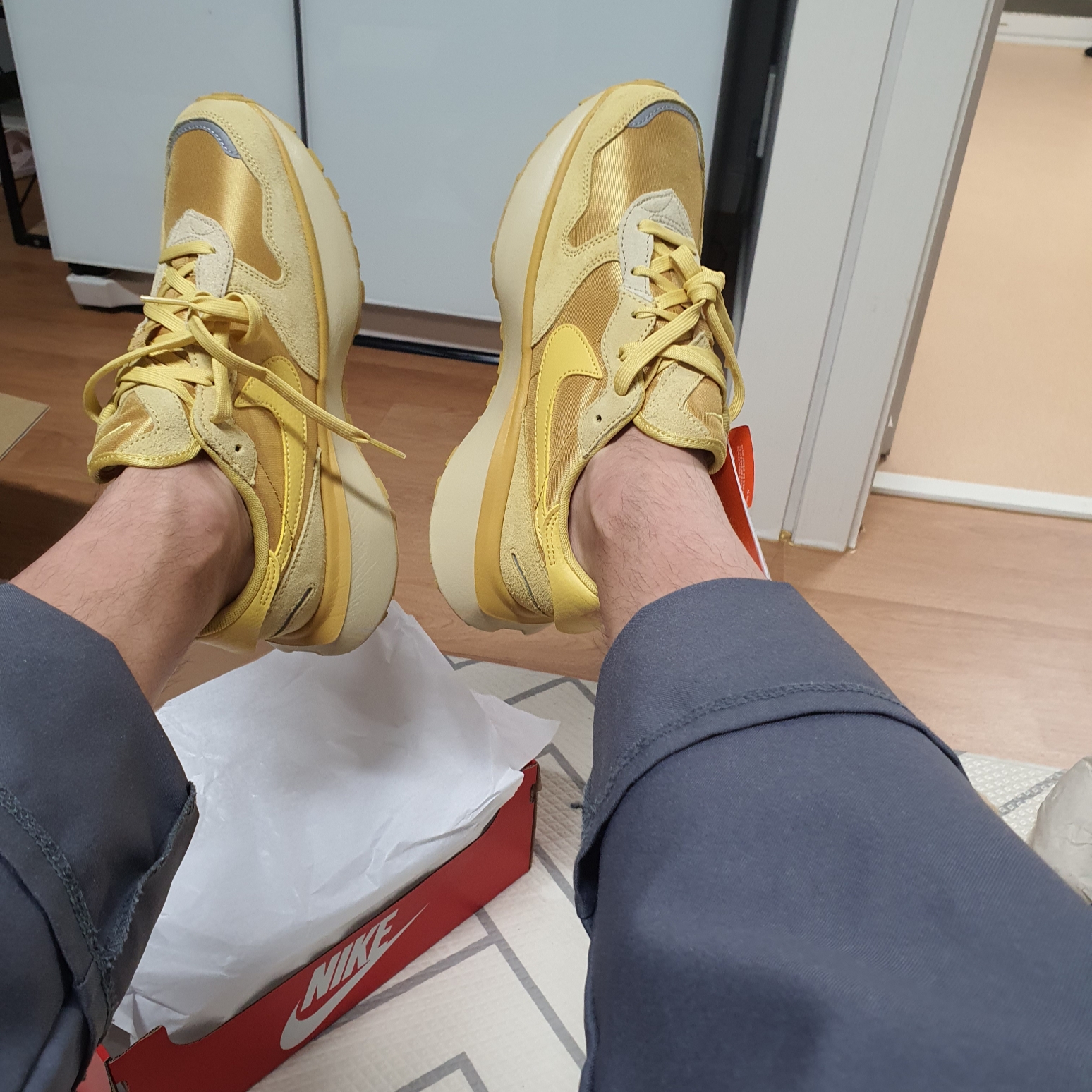 (W) Nike Phoenix Waffle Wheat Gold 착용 스타일 - 1