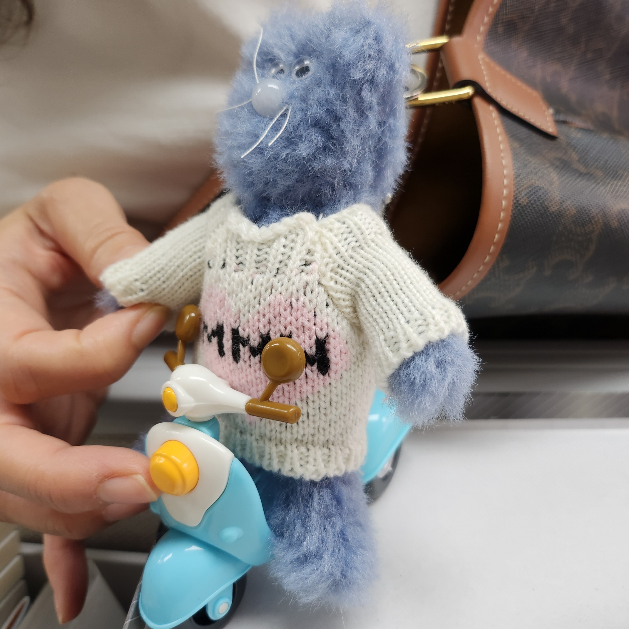Monamhee Love Flexy Keyring Blue 착용 스타일 - 3